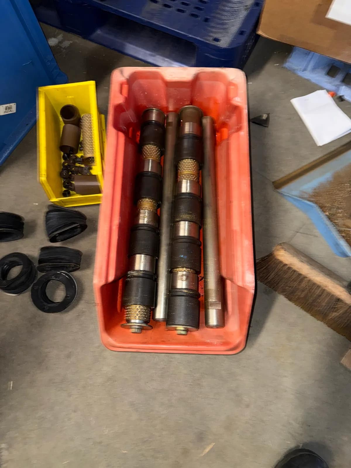 lot-of-4-1-5-8-ballbearing-bushing-with-shaft-die-guides-96a053