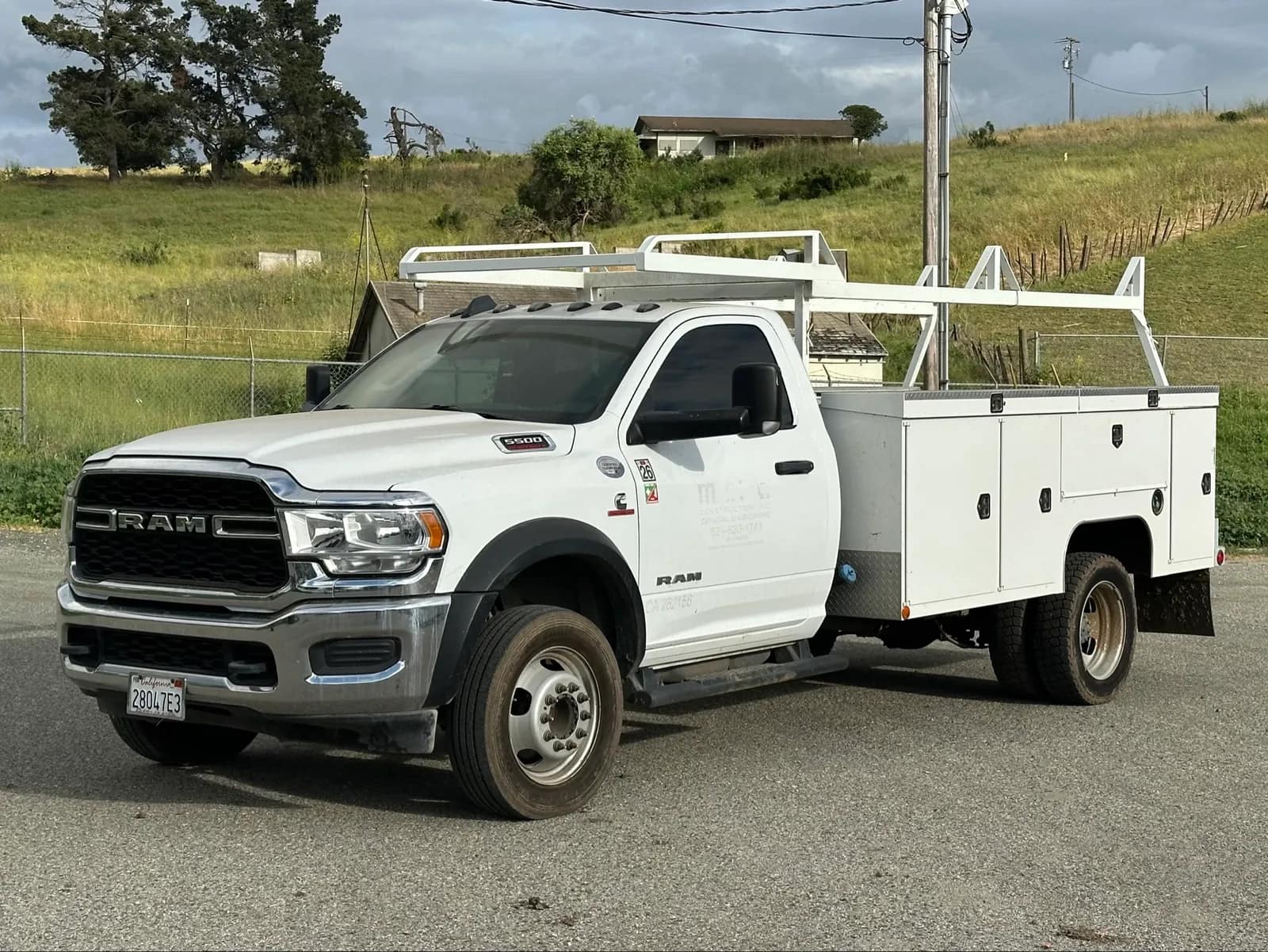 2020-ram-5500-heavy-duty-turbo-diesel-4wd-dually-utility-truck-with-lumber-rack-mns634vj