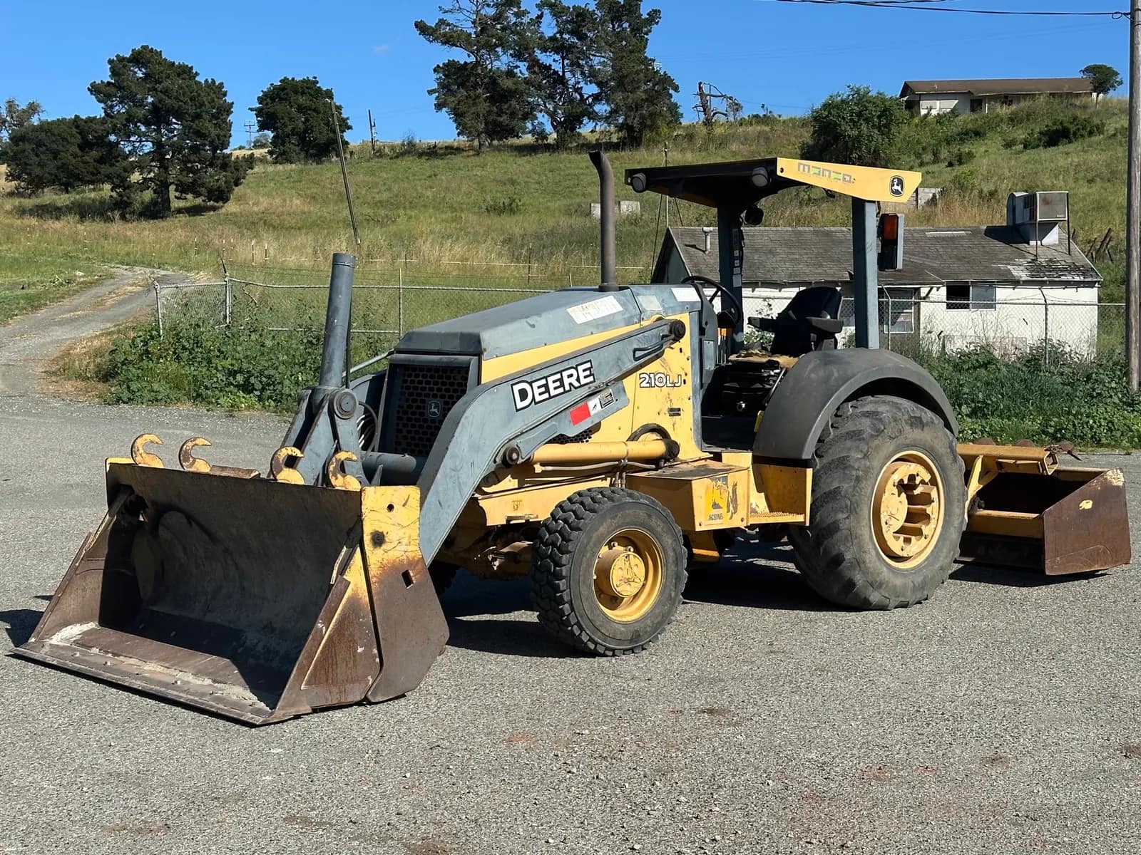 john-deere-210lj-landscape-loader-with-4-in-1-bucket-and-boxblade-mo29cq23