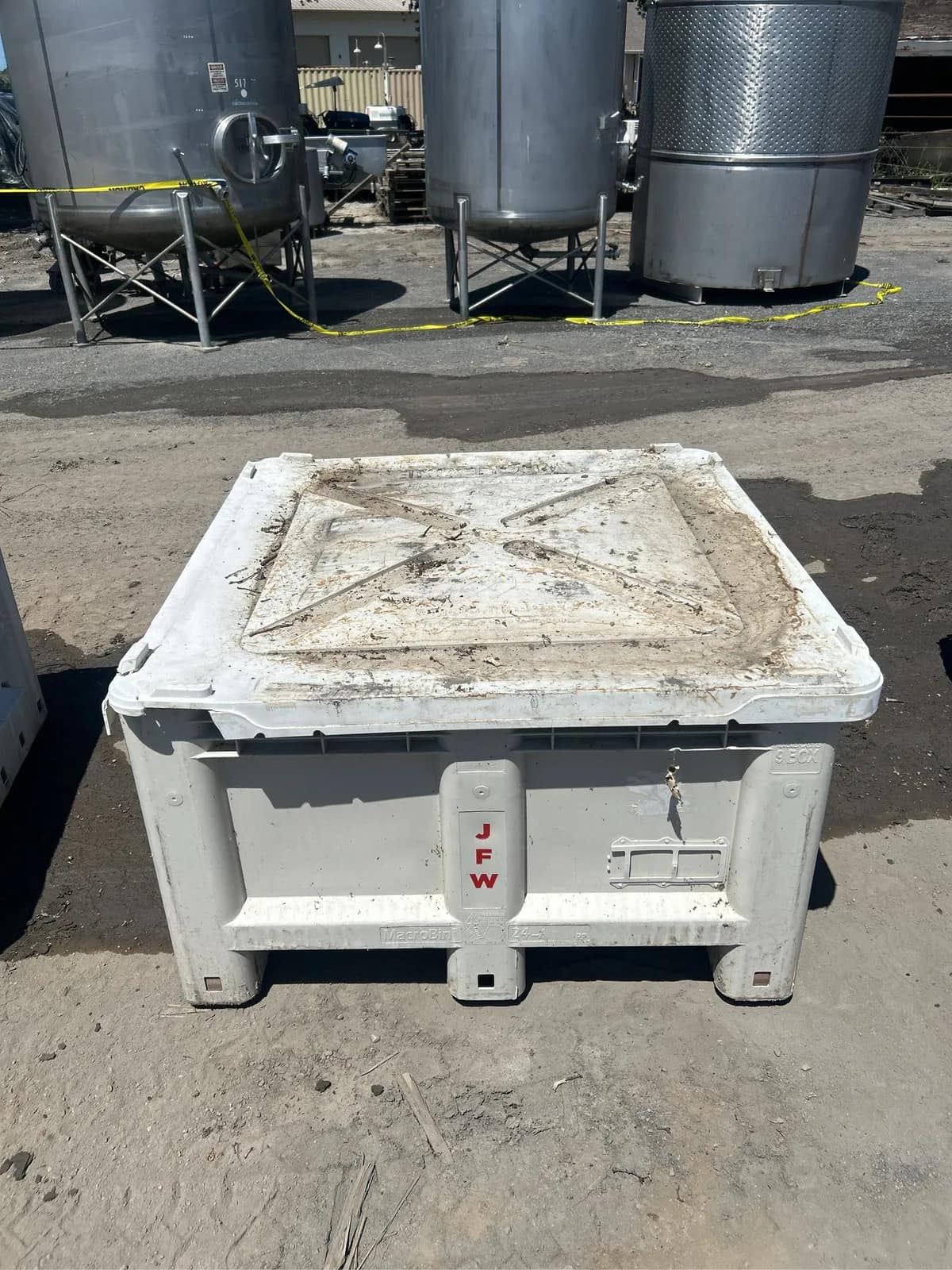 1-2-ton-bin-with-conveyor-belts-0b50c8