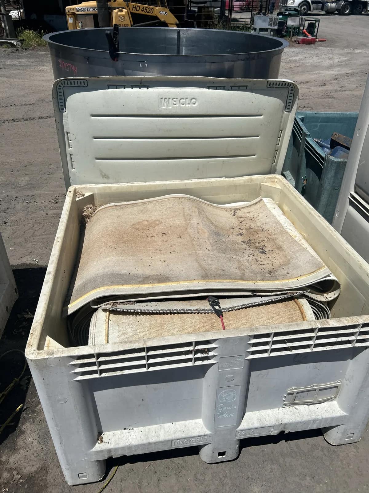 1-2-ton-bin-with-conveyor-belts-060660