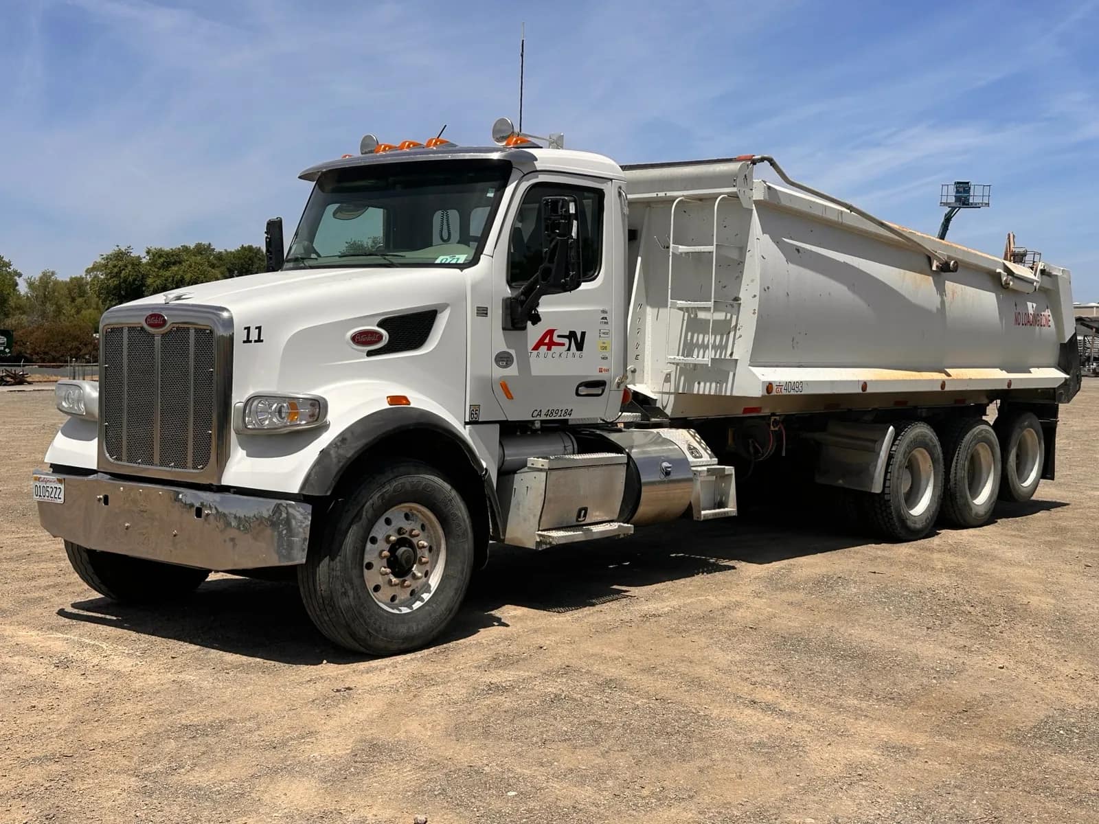 2020-peterbilt-dump-truck-mq7j22xc