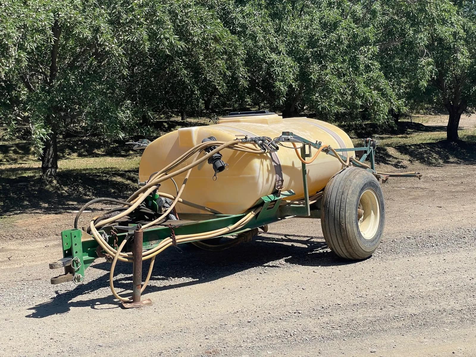 300-gallon-sprayer-trailer-mpq1butp