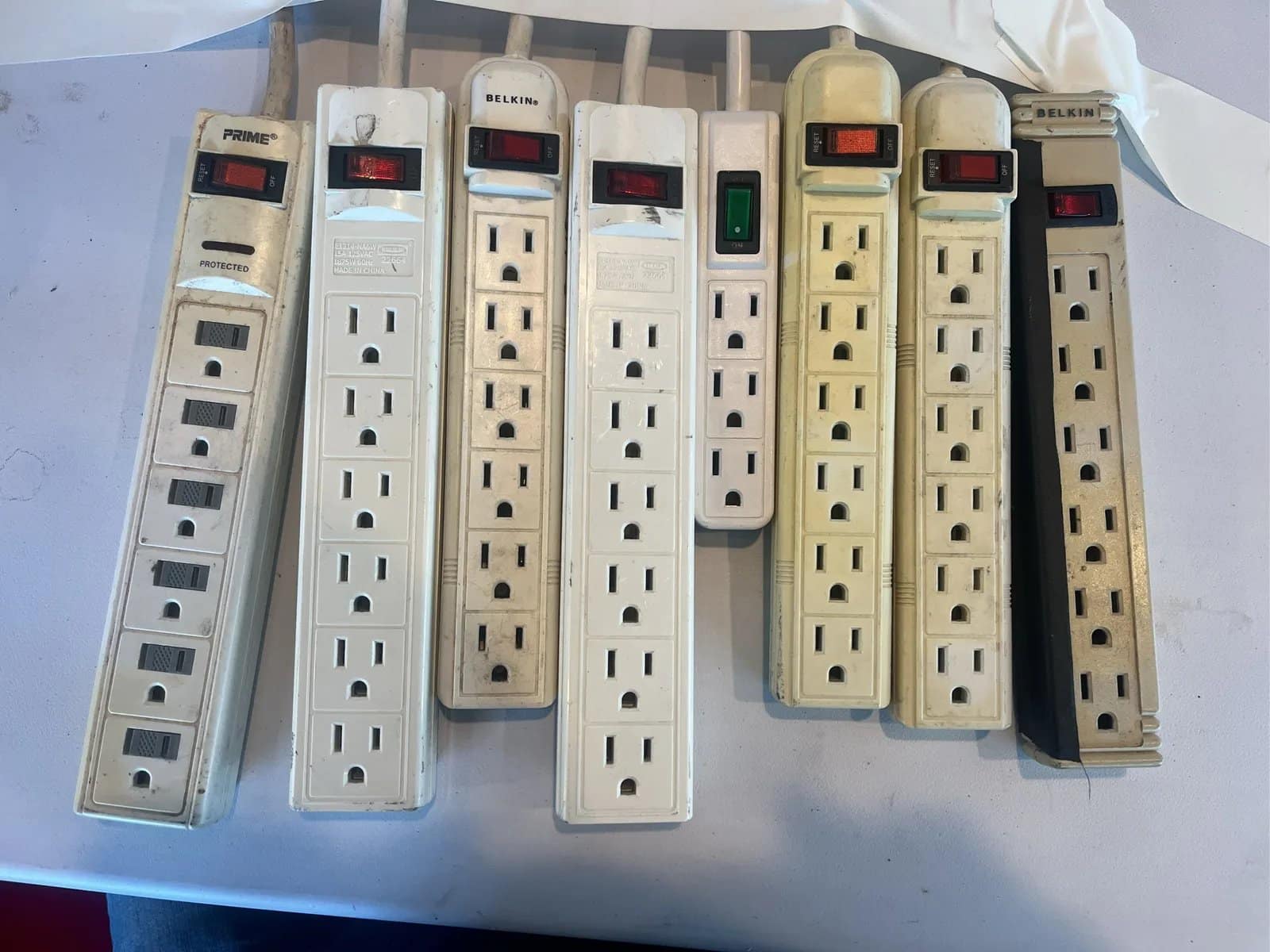 8-power-strips-with-surge-protection-and-multiple-outlets-mpr81uc7