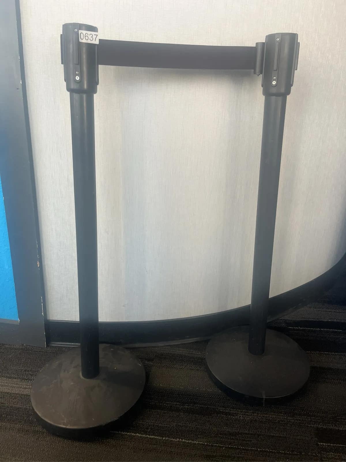 2-black-retractable-belt-stanchions-mpr87rxr