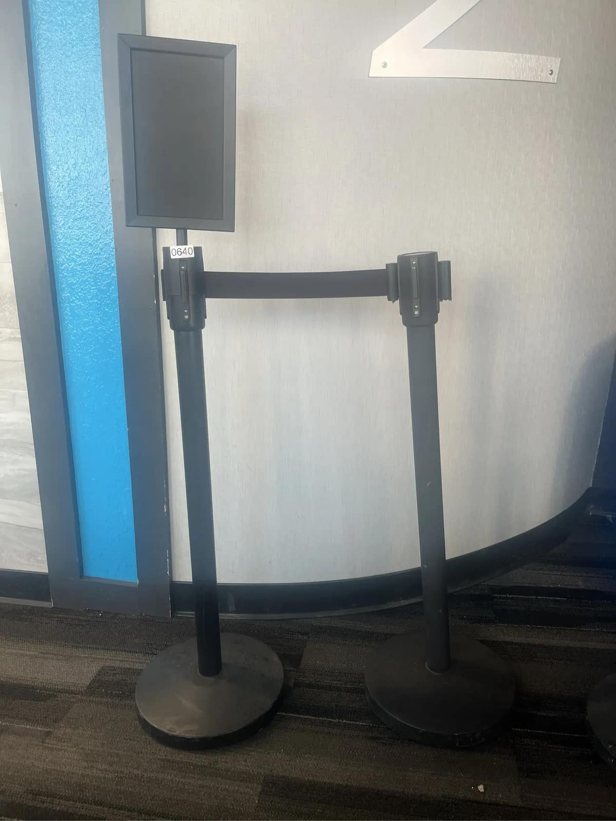 2-black-retractable-belt-stanchions-mpr88k8q