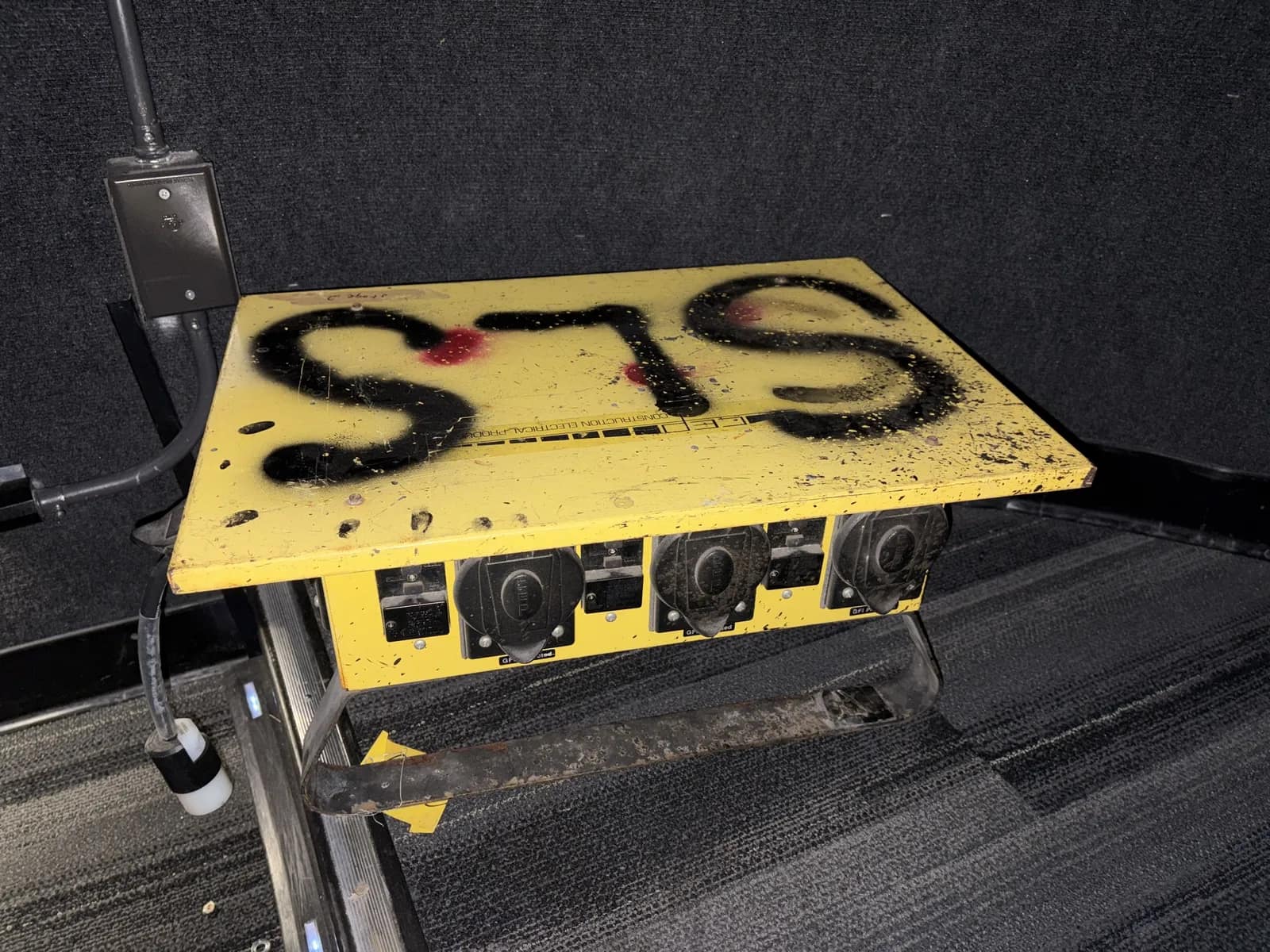 industrial-yellow-power-distribution-box-with-four-outlets-28d13a