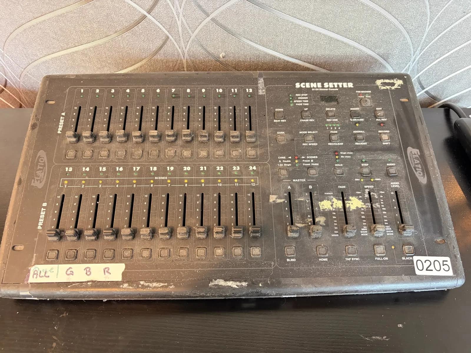 scene-setter-24-channel-dimmer-console-mqiz5qrd