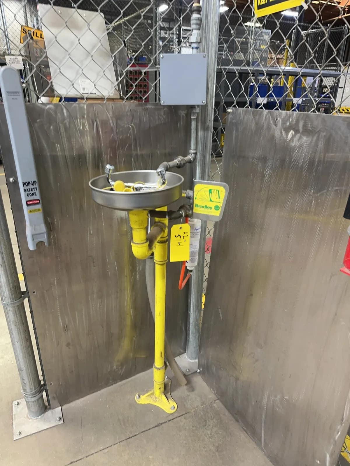 emergency-eye-wash-station-mrjcsy72