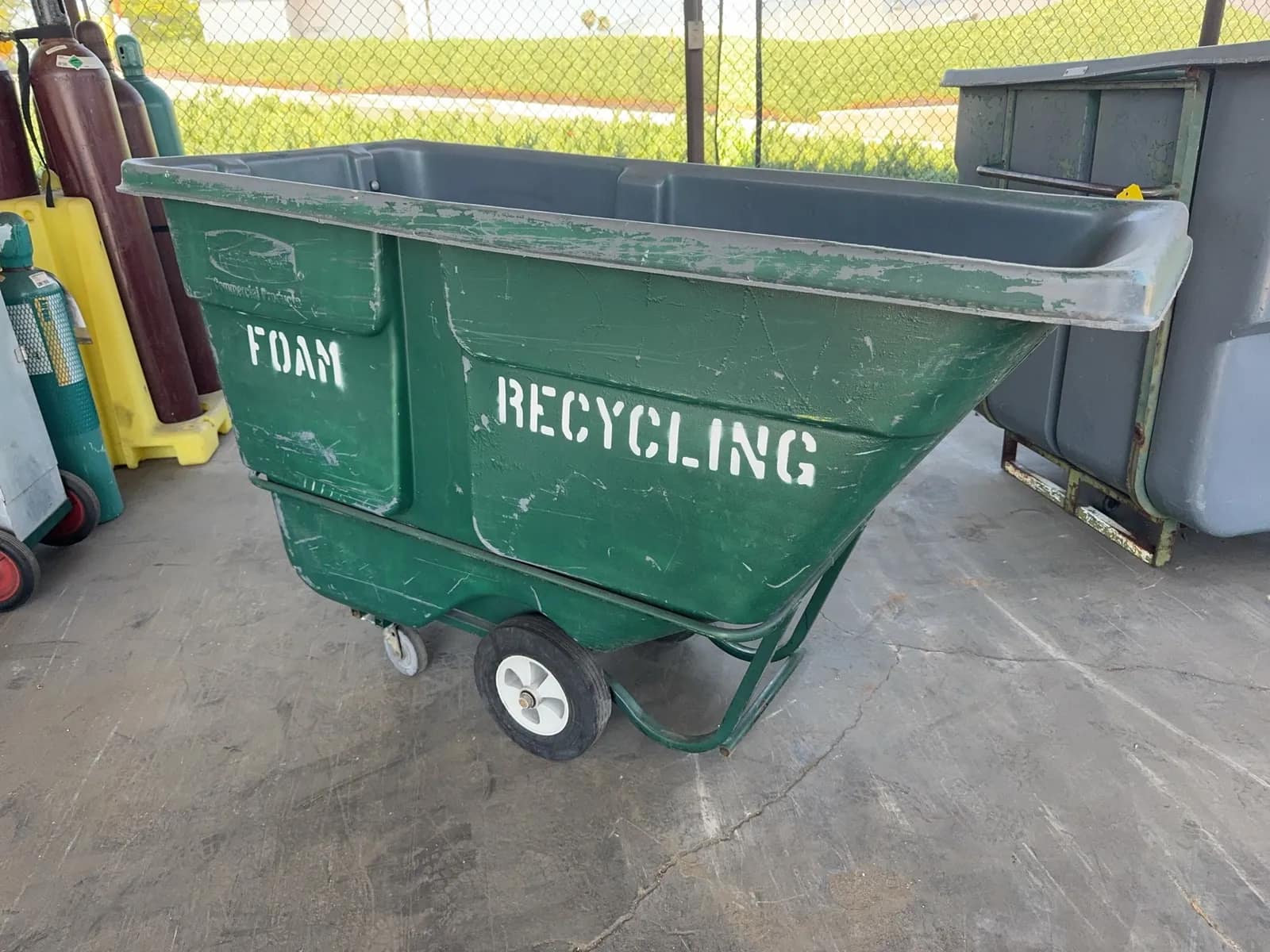 trash-tilt-truck-mrl9wc55