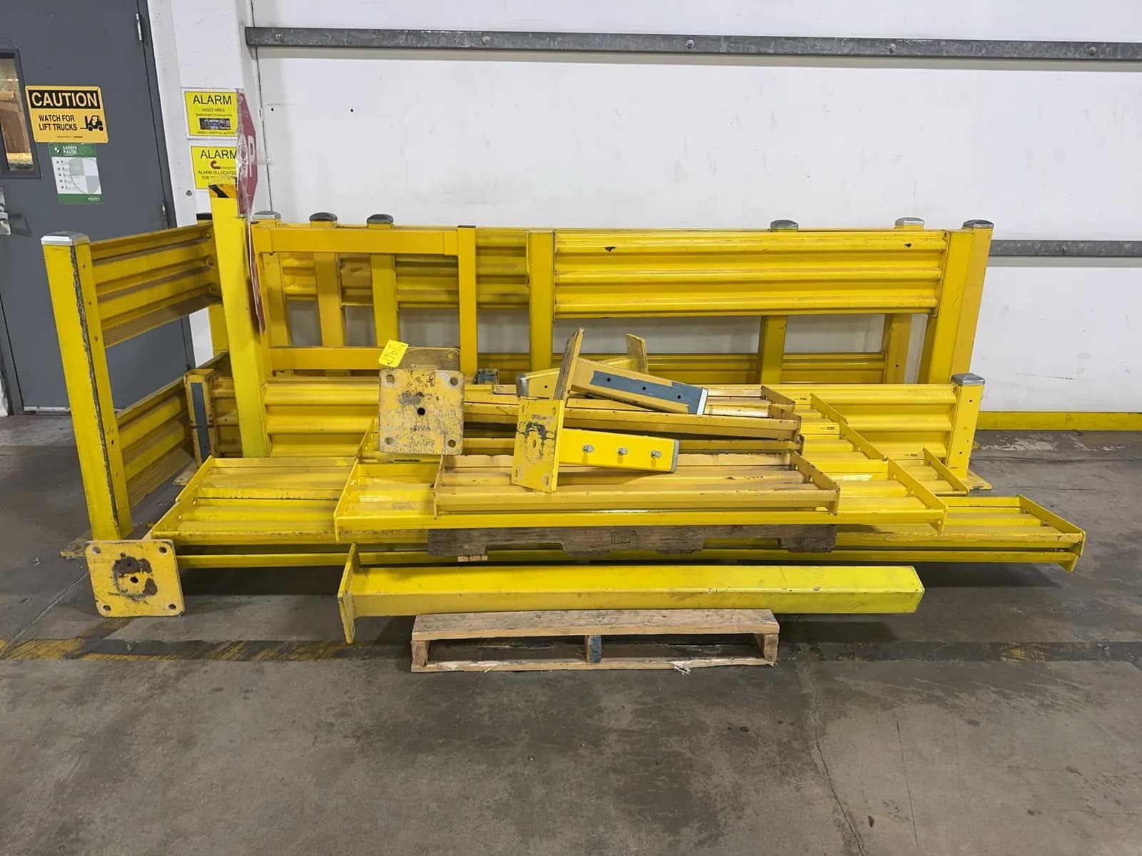 pallet-of-assorted-safety-guard-rails-and-mounted-guard-rails-mrjphjf4