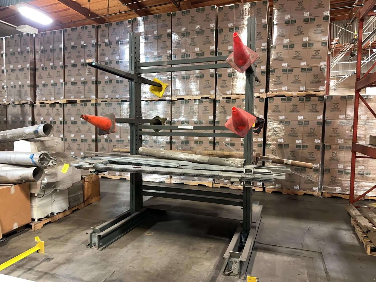 cantilever-rack-contents-not-included-mrbfot7j