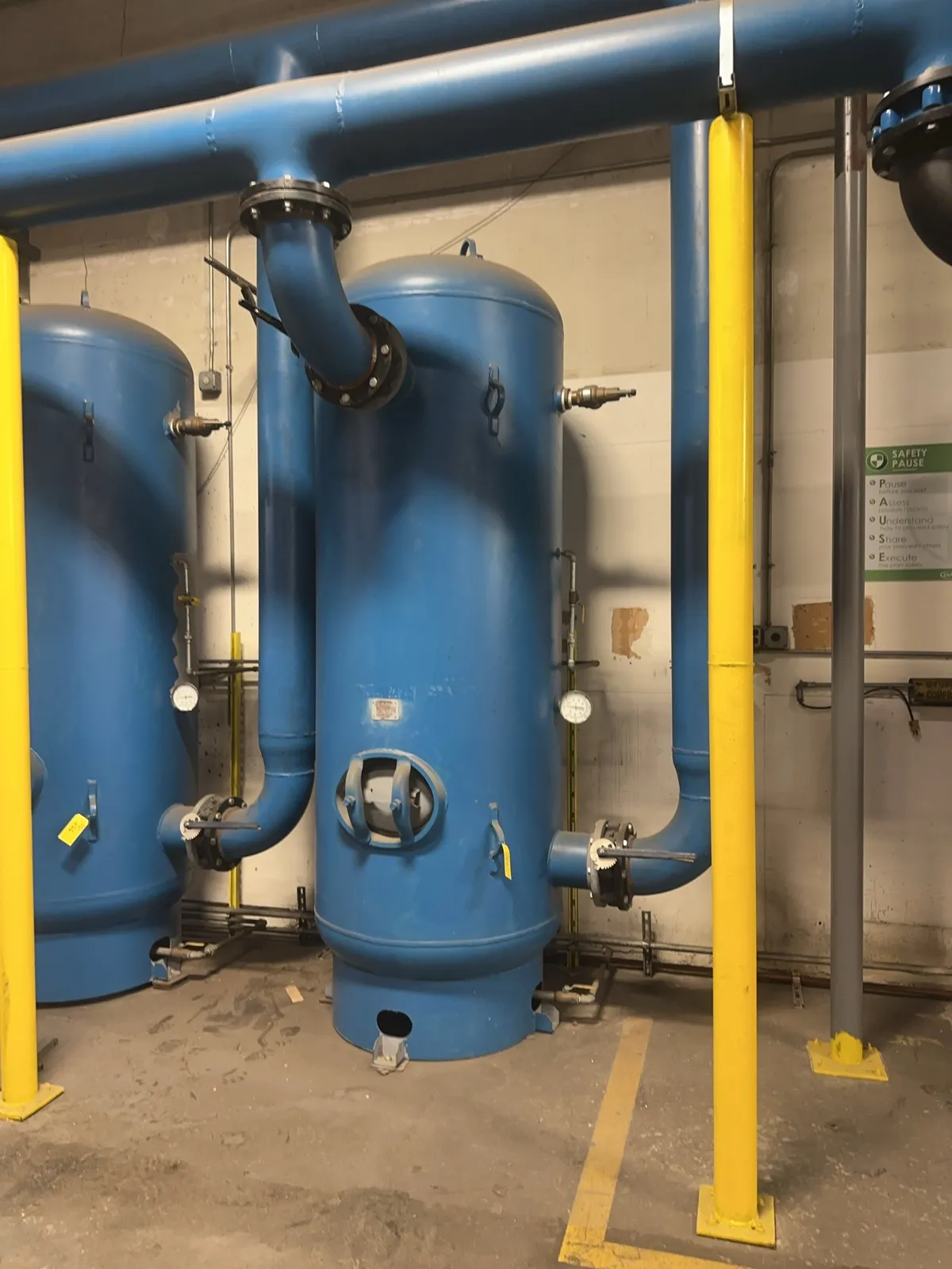 10-vertical-compressed-air-tank-approximately-500-550-gallons-mrjlzd3f