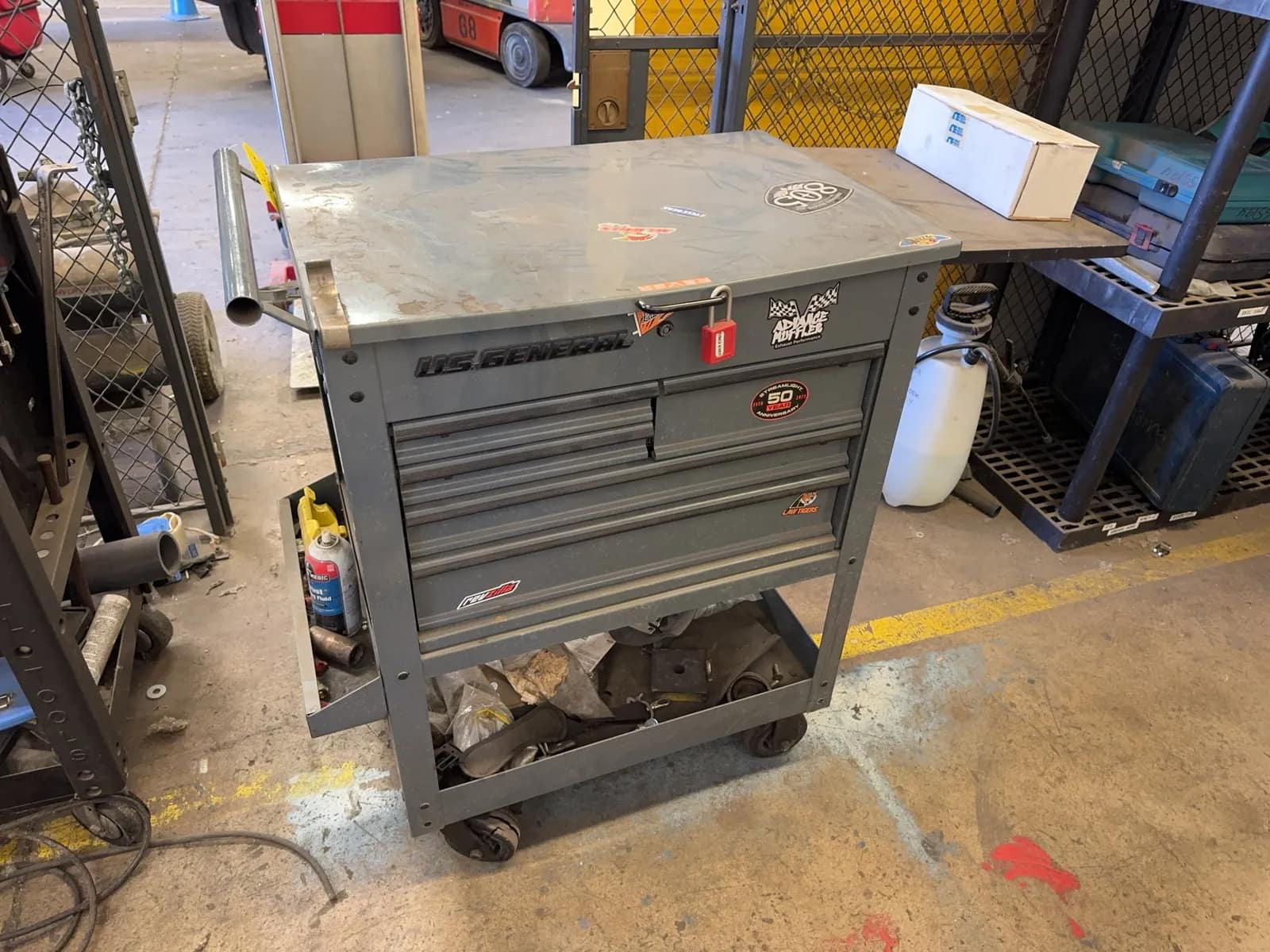 us-general-rolling-toolbox-and-contents-wrenches-pry-bar-pneumatic-tools-and-hardware-mrl8y52k