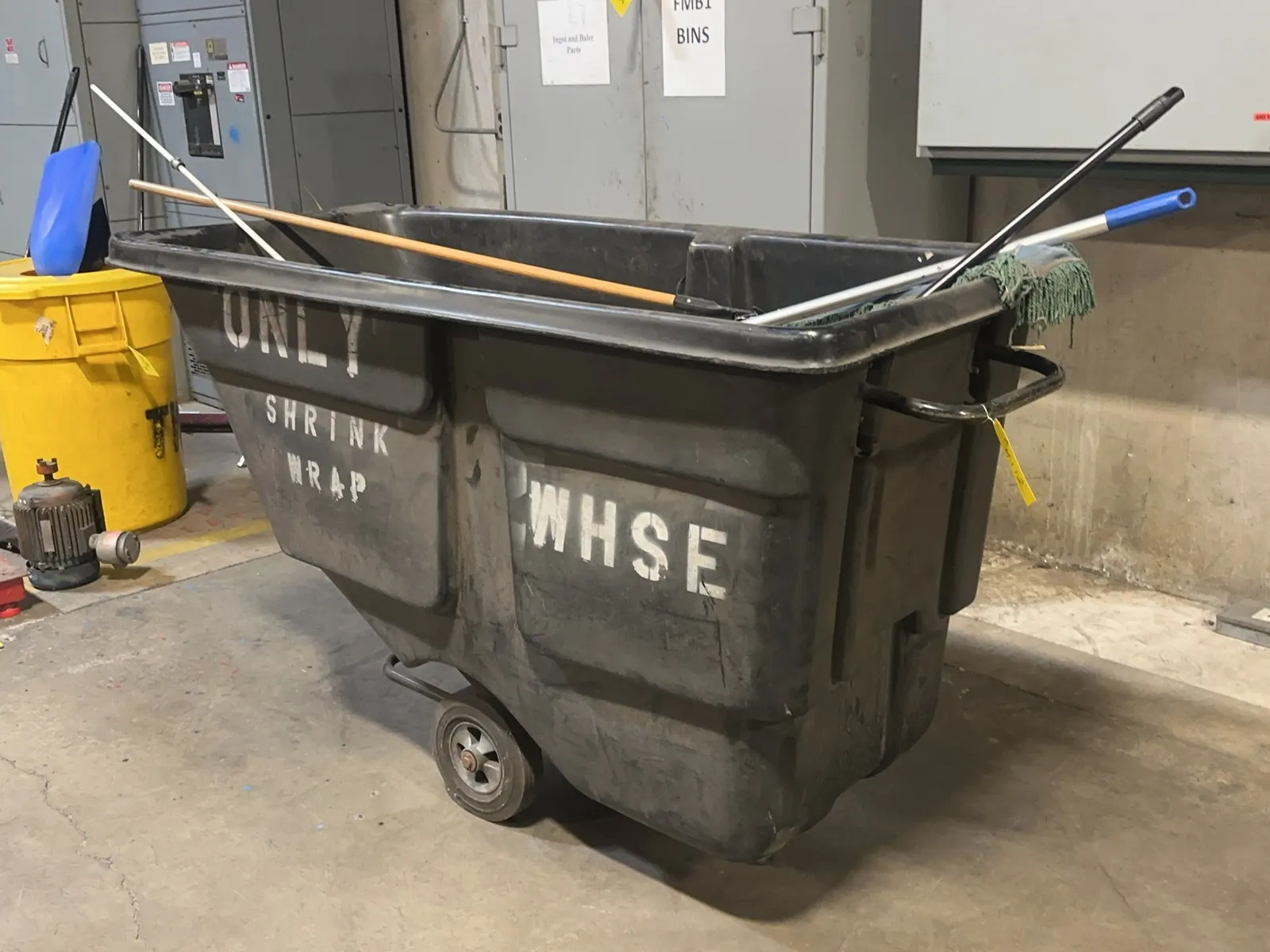 rubbermaid-trash-tilt-truck-contents-not-included-mrm9x0a2