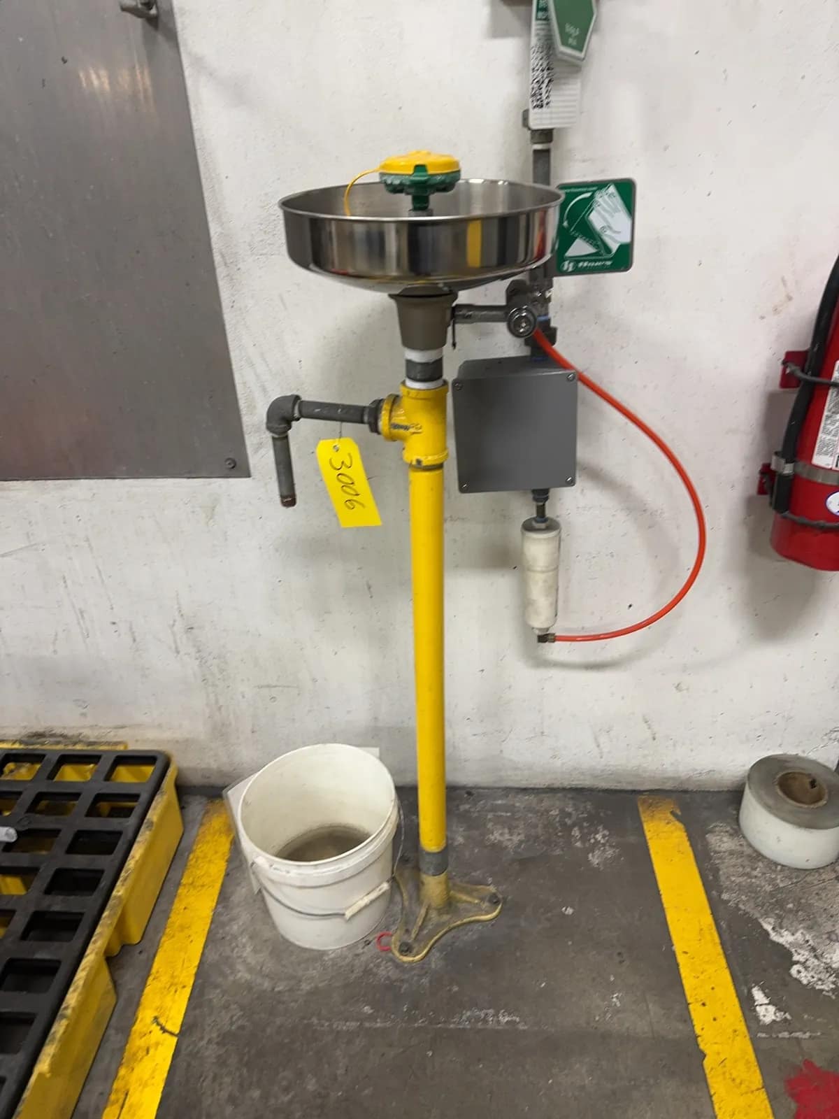 eye-wash-station-mrjctrmx