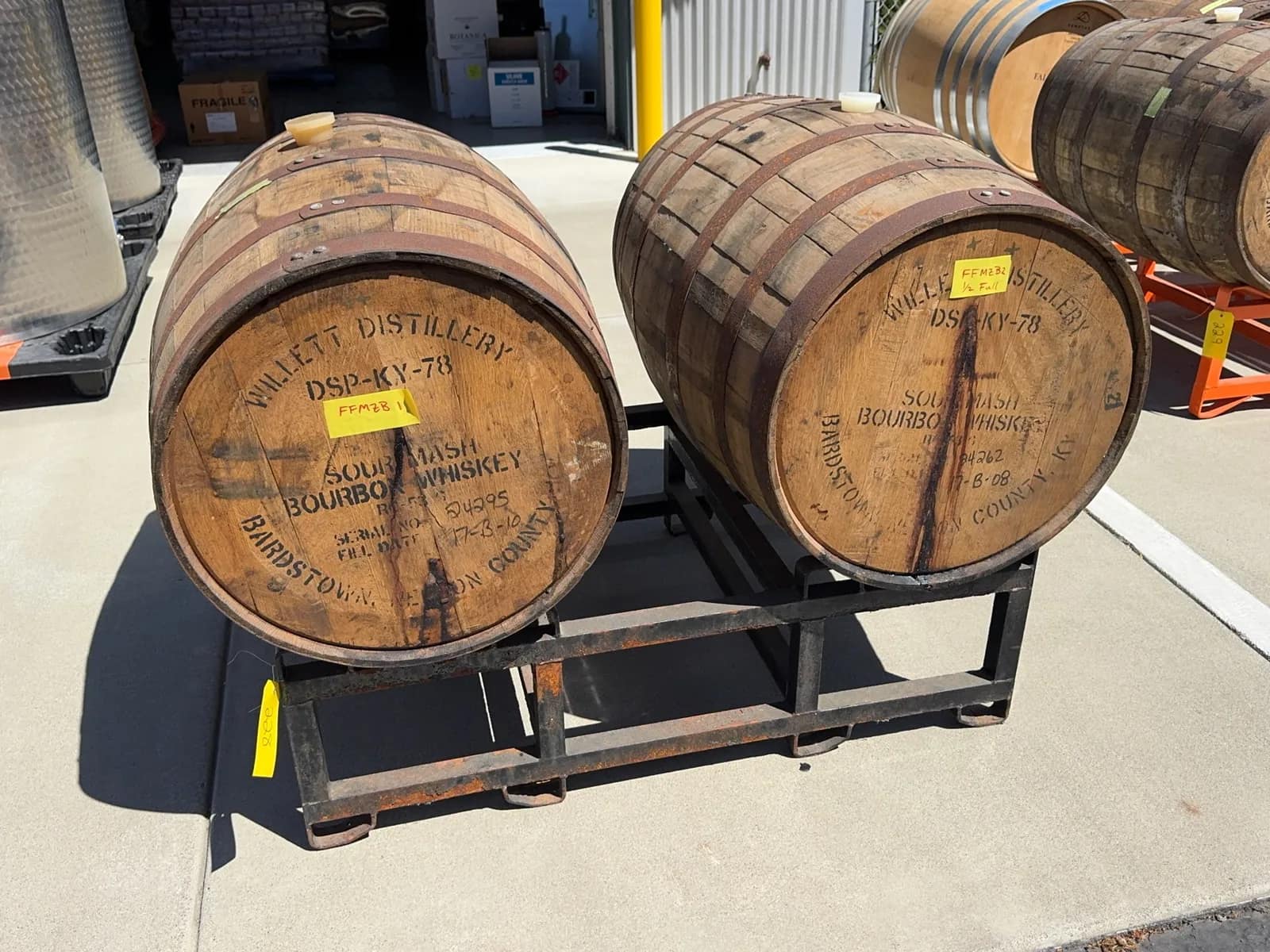 2-willett-distillery-bourbon-whiskey-barrels-rack-not-included-msrq6p35