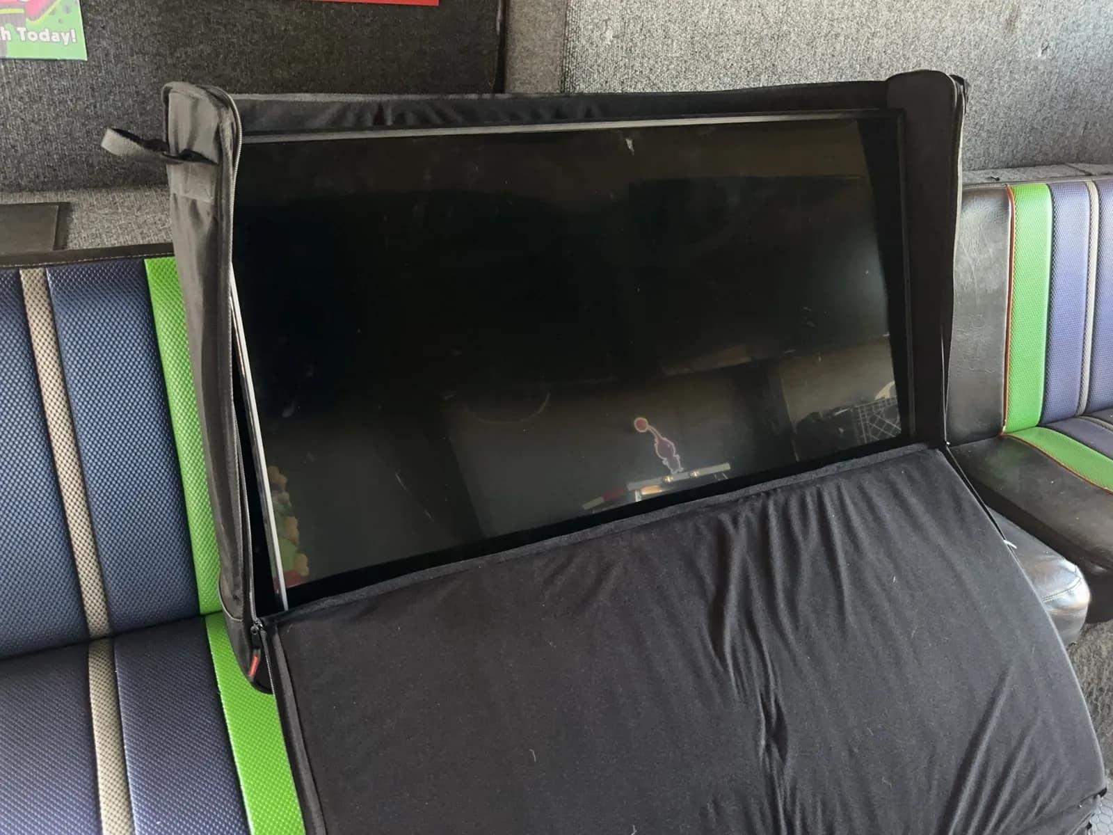 gator-case-with-44-flat-screen-tv-included-mtk9iskj