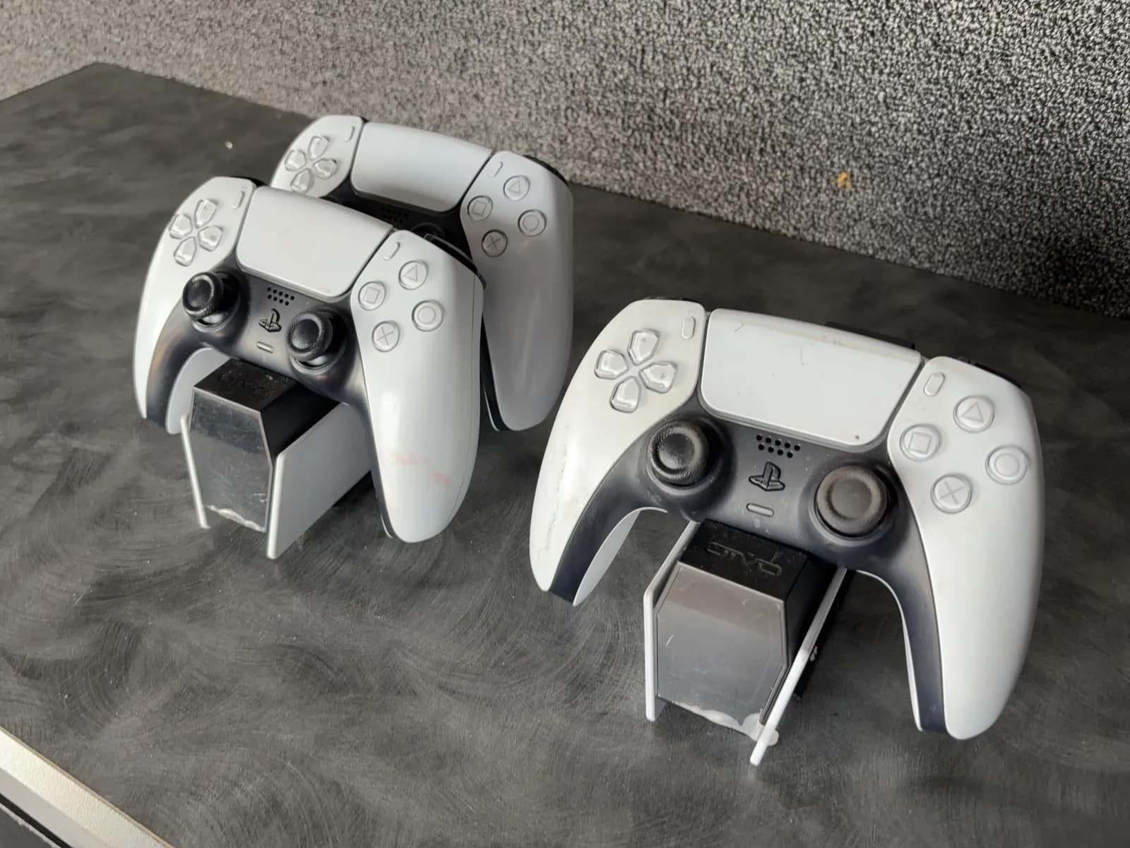 3-ps5-controllers-and-2-controller-chargers-24d935