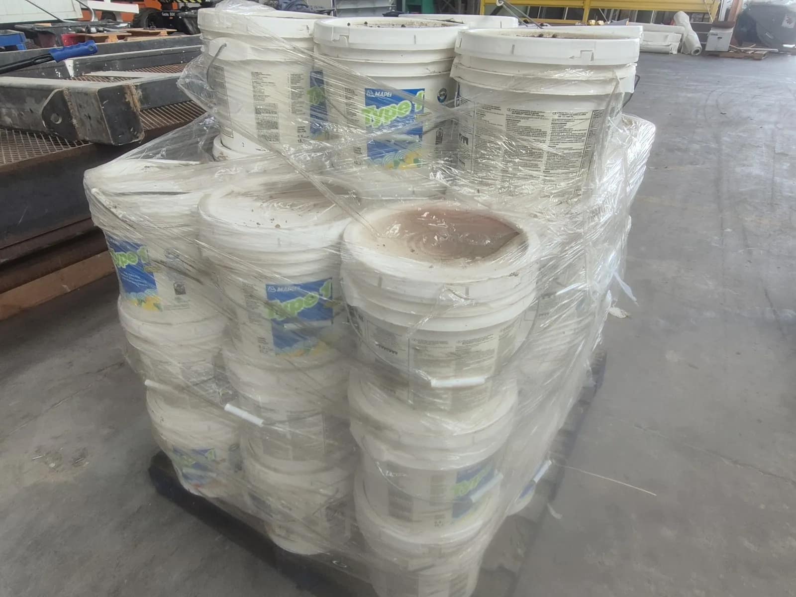 41-buckets-of-type-1-tile-adhesive-638591