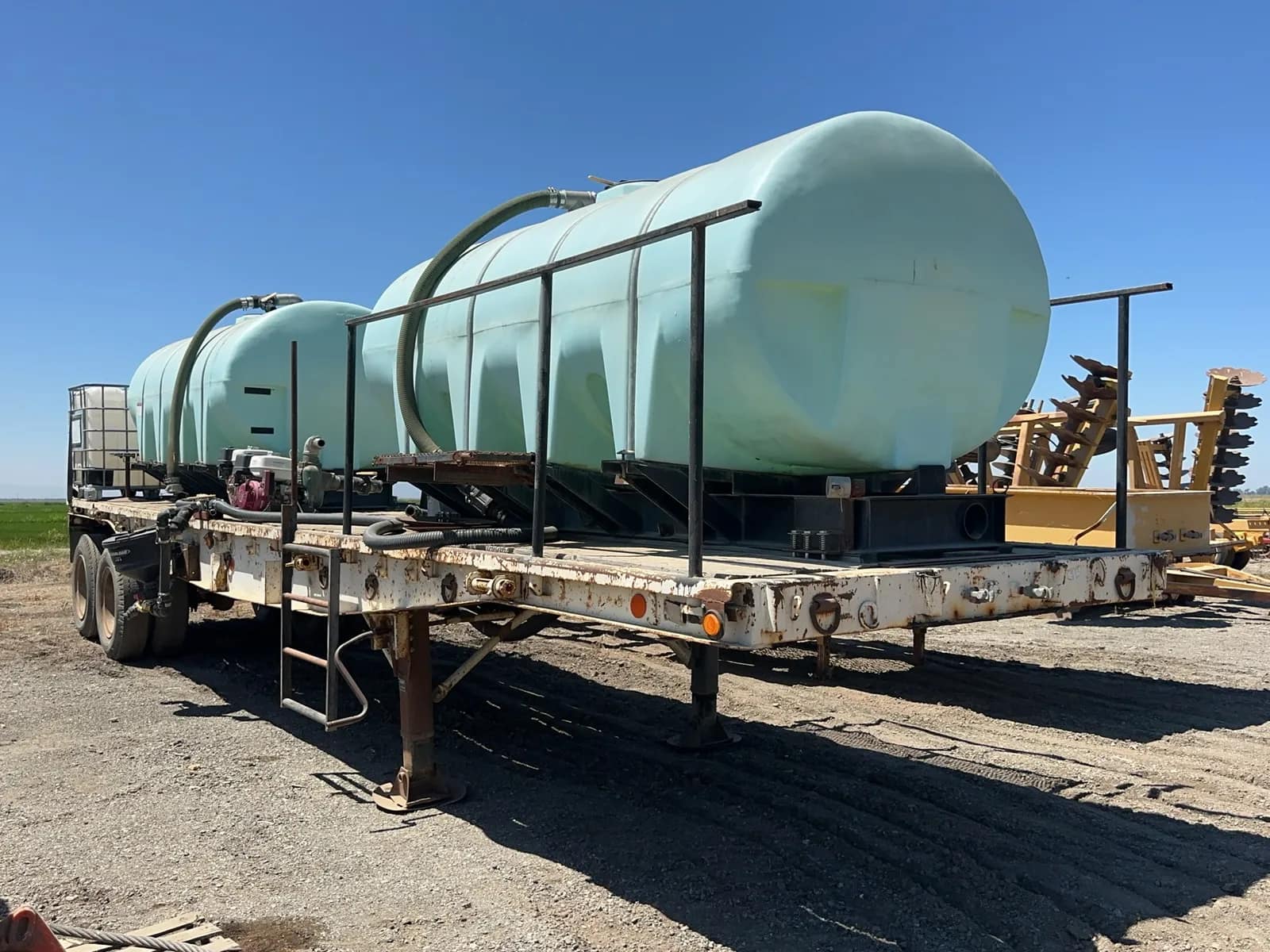 1964-pierce-35-5th-wheel-flatbed-trailer-with-2-1600-gallon-tanks-2-ibc-tanks-and-pumps-mt7fbjvt