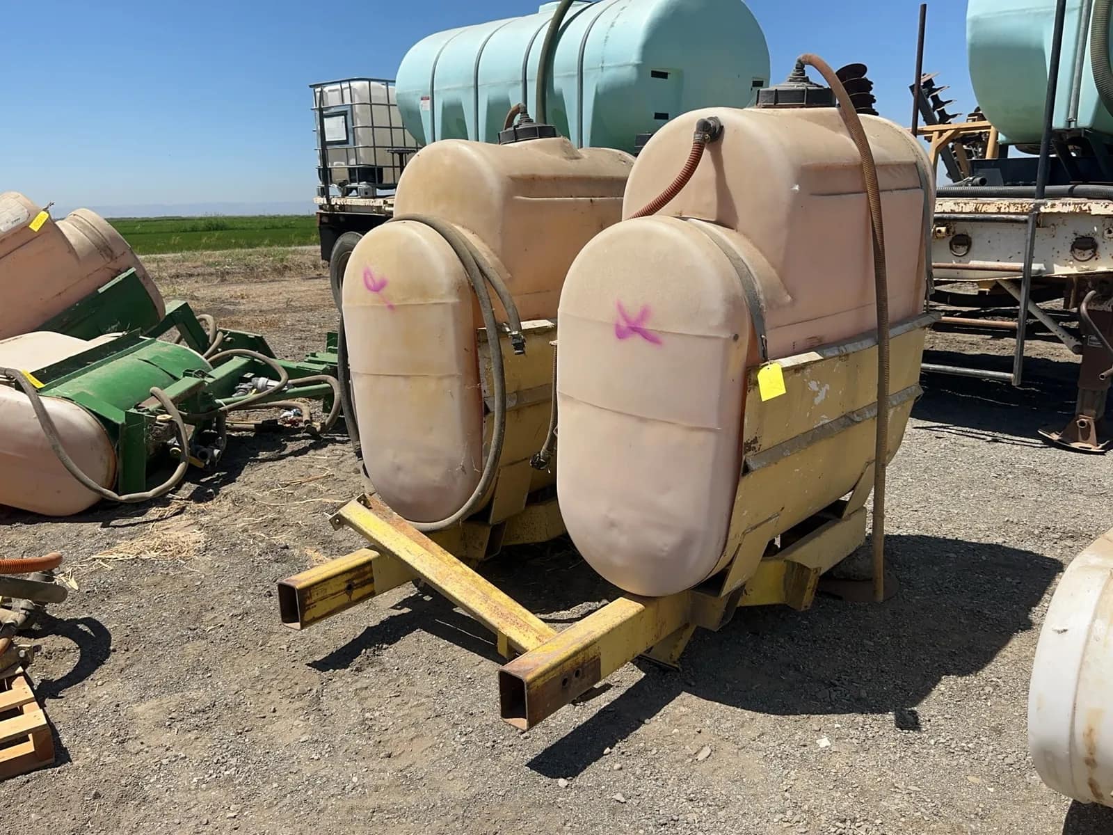 2-250-gallon-saddle-mount-polly-tanks-mt1snuk1