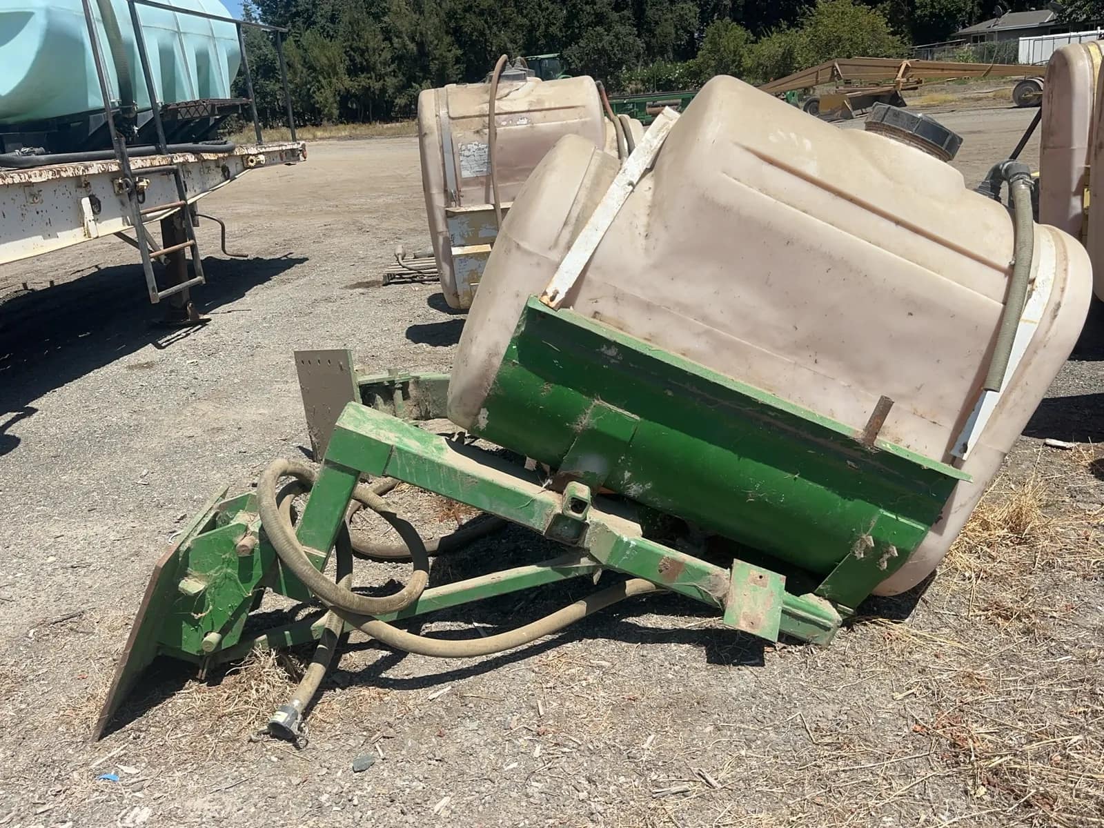 1-swemec-saddle-tank-with-250-gallon-poly-tank-mt3adc23