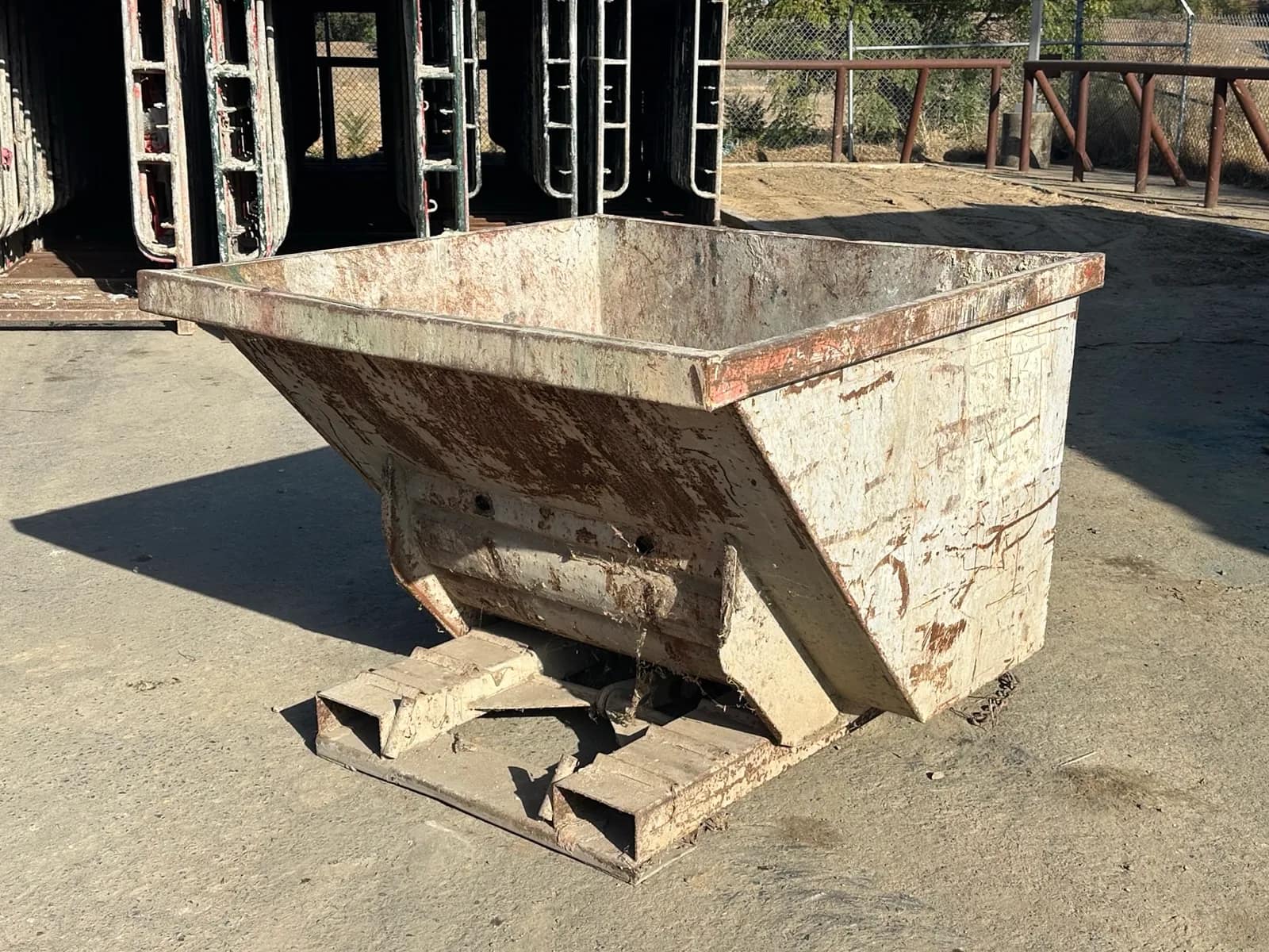 self-dumping-hopper-mudll7xh