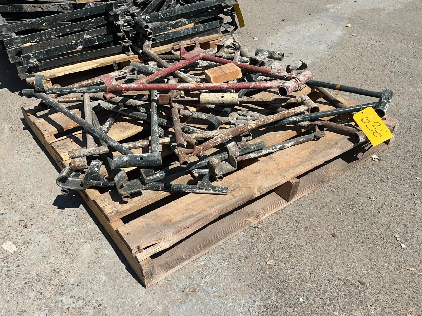 13-2-scaffolding-side-brackets-mu1u59bg