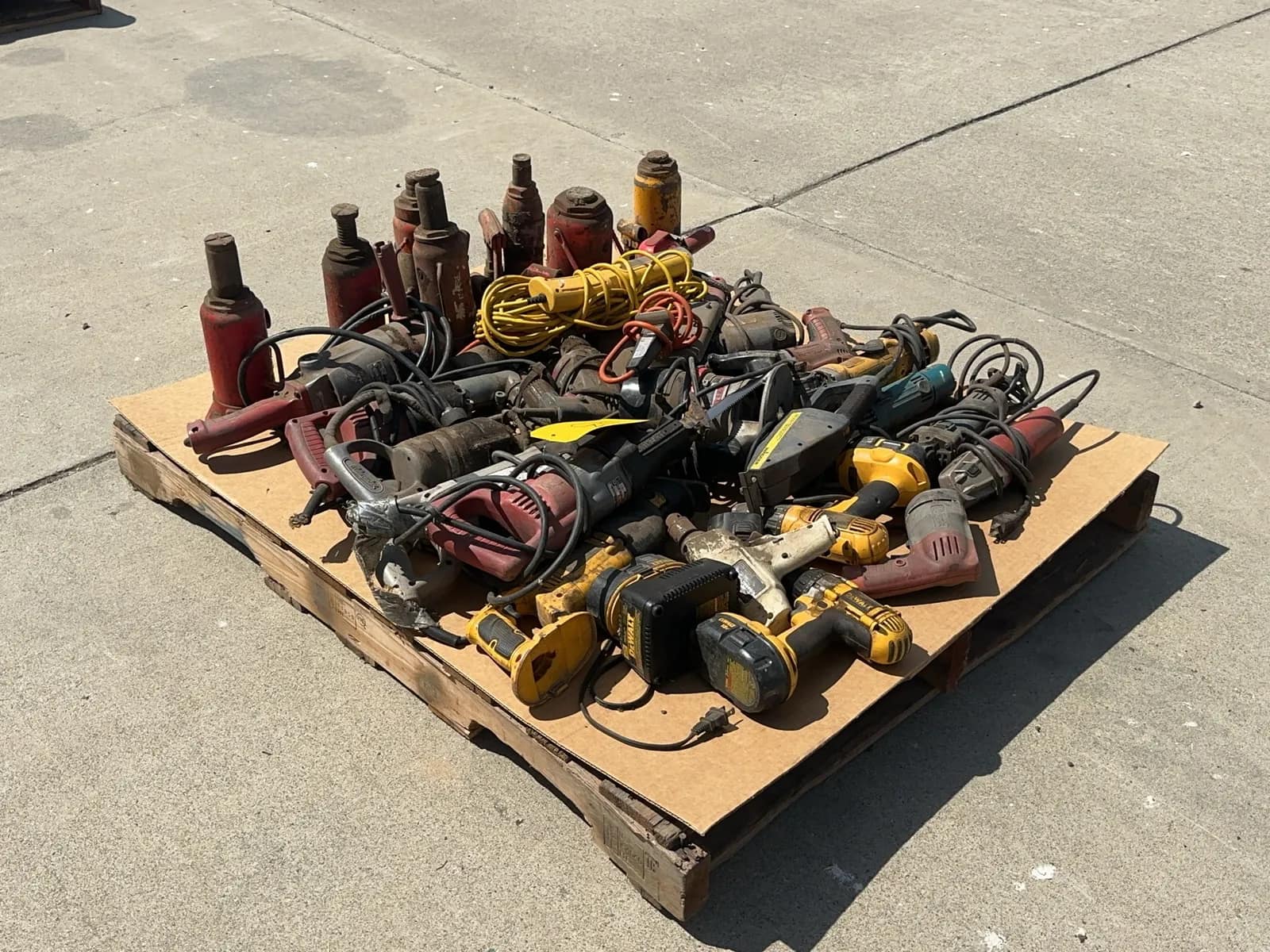 contents-of-pallet-7-bottle-neck-style-jacks-and-assorted-corded-tools-419944
