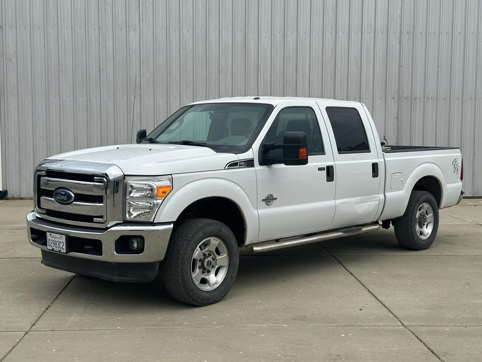 2016-ford-f-250-xlt-super-duty-67l-power-stroke-pickup-with-bed-mounted-fuel-tank-and-5th-wheel-hitch-mtnle64a