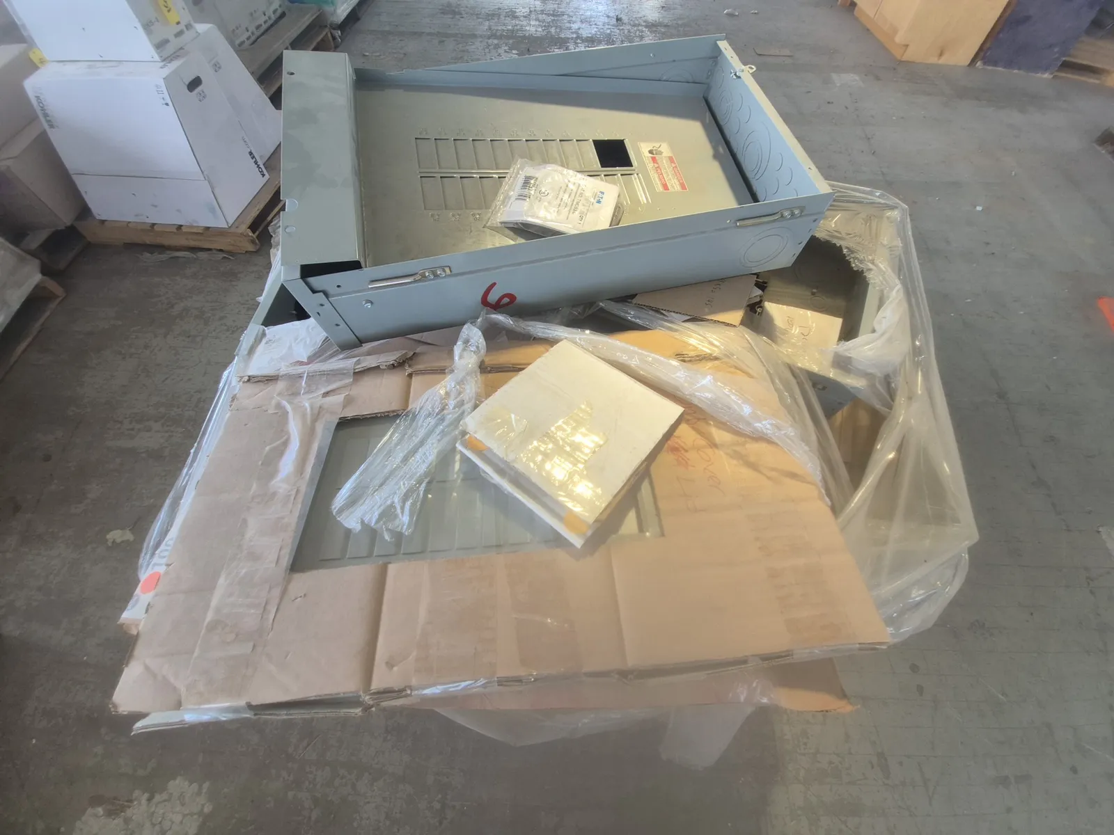 contents-of-pallet-approximately-9-eaton-main-breaker-rated-10-kaic-mtn8q6jc