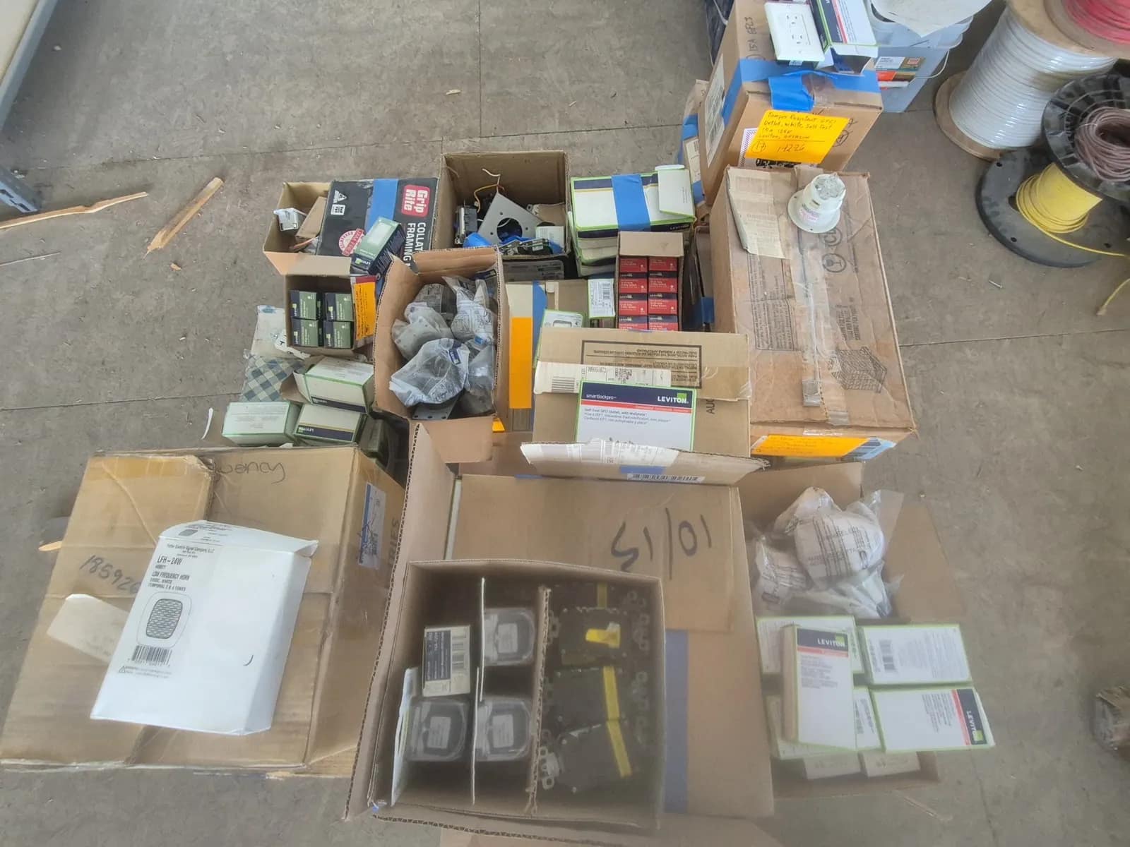 contents-of-pallet-assortment-of-miscellaneous-electrical-items-mtnci0g4