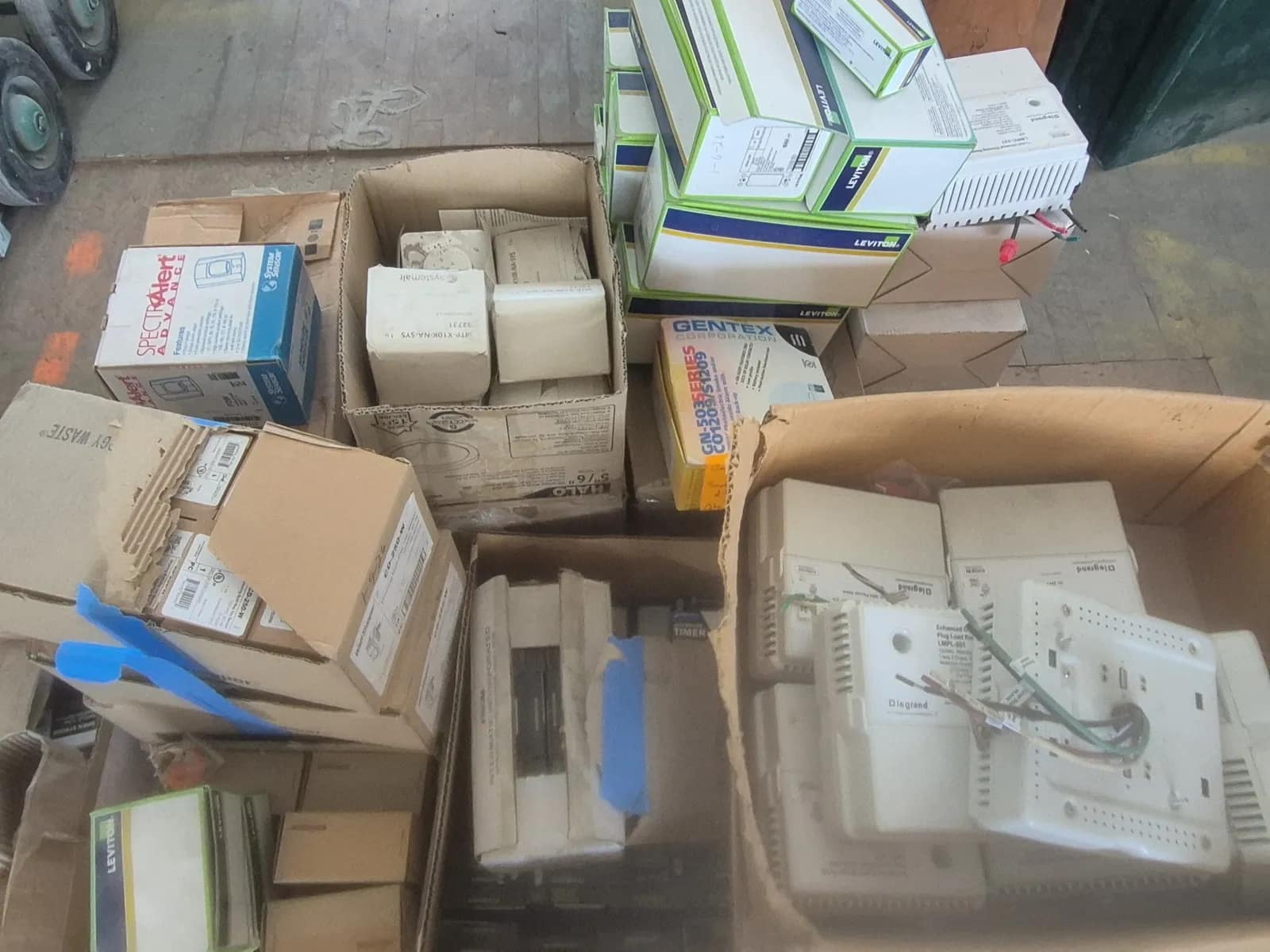 contents-of-pallet-assortment-of-miscellaneous-electrical-items-53ba06