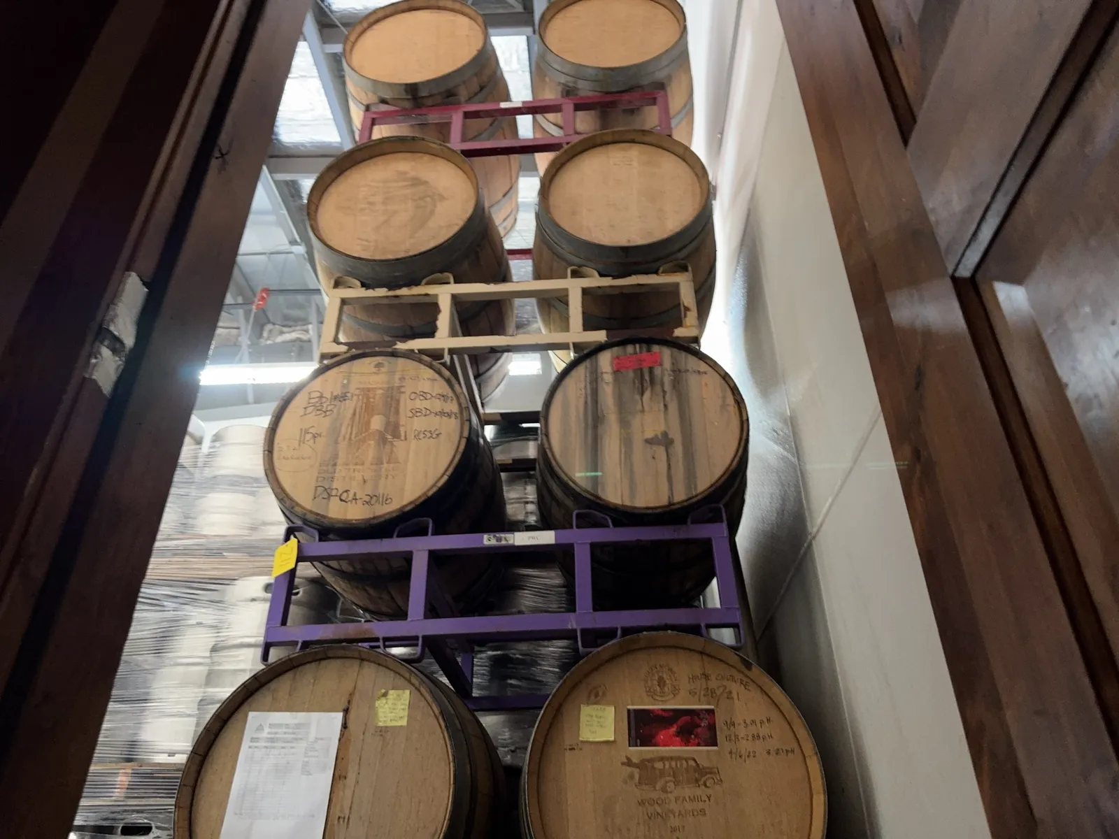 8-wine-barrels-empty-and-full-and-4-barrel-racks-mtnlfvdv