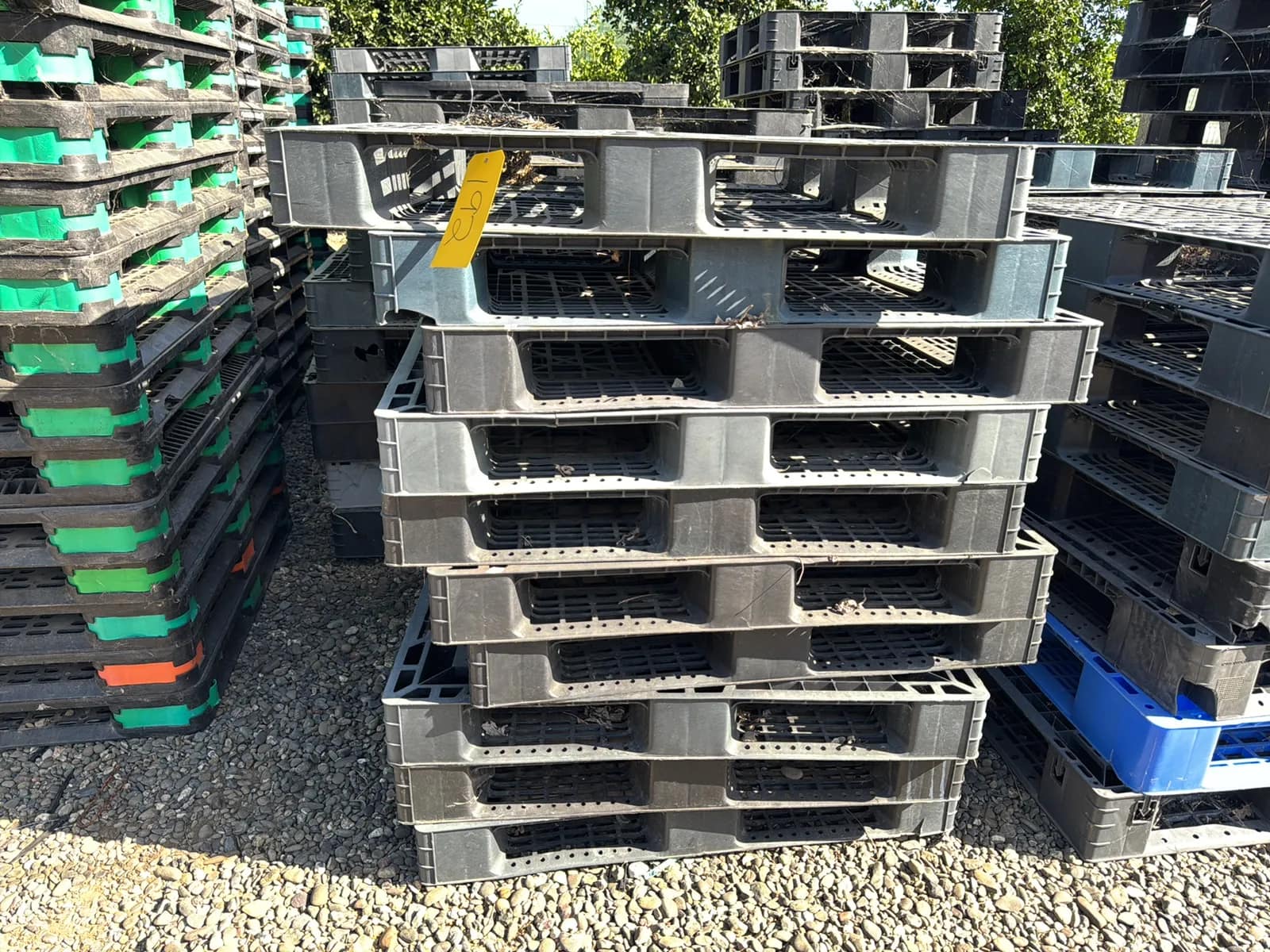 contents-of-row-approximately-40-plastic-pallets-mtlsm7u4