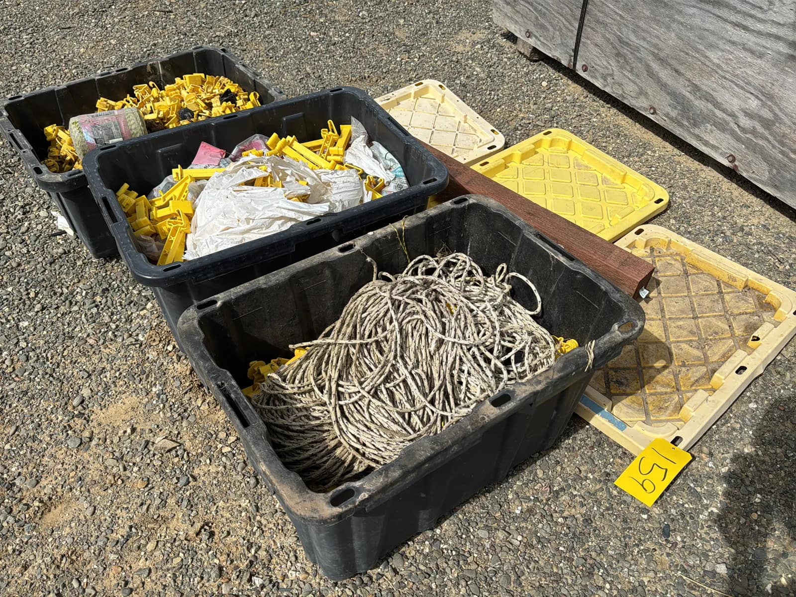contents-of-3-totes-electrical-fencing-insulators-wire-and-more-df3bd1