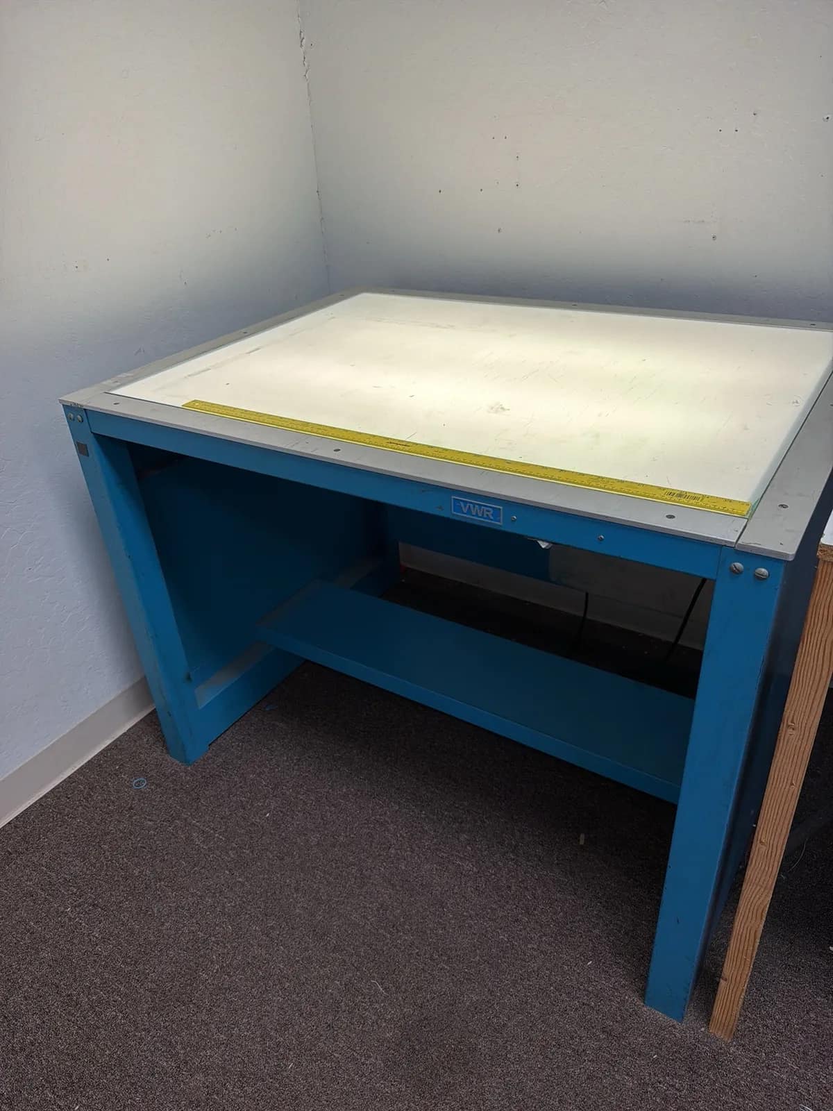 light-table-workstation-with-blue-frame-5f8998