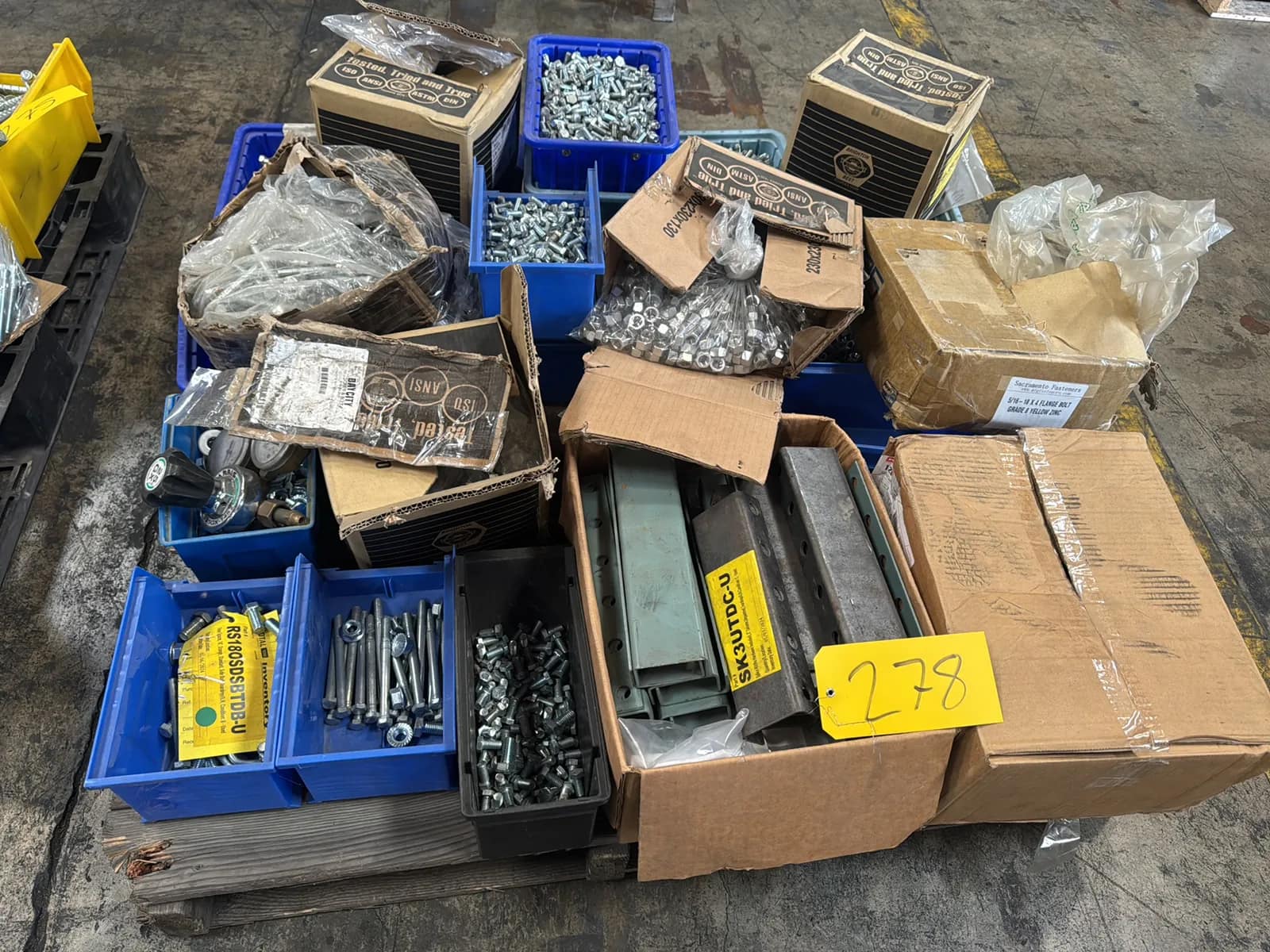 contents-of-pallet-assorted-hardware-steel-bolts-and-more-5e64c2