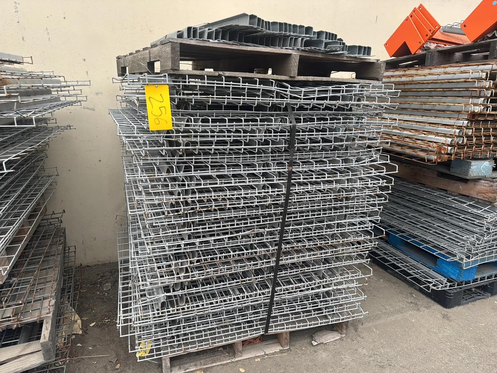 bulk-lot-pallet-racking-grating-and-assorted-spacers-mtuet3cz