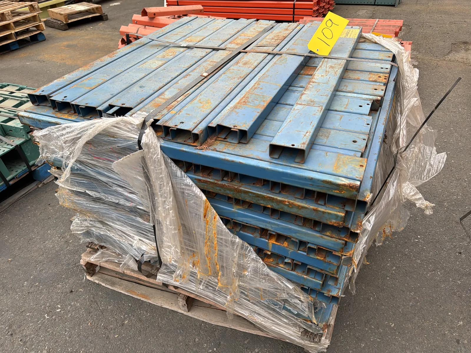 Pallet of 44” Pallet Supports, photo 2 of 5