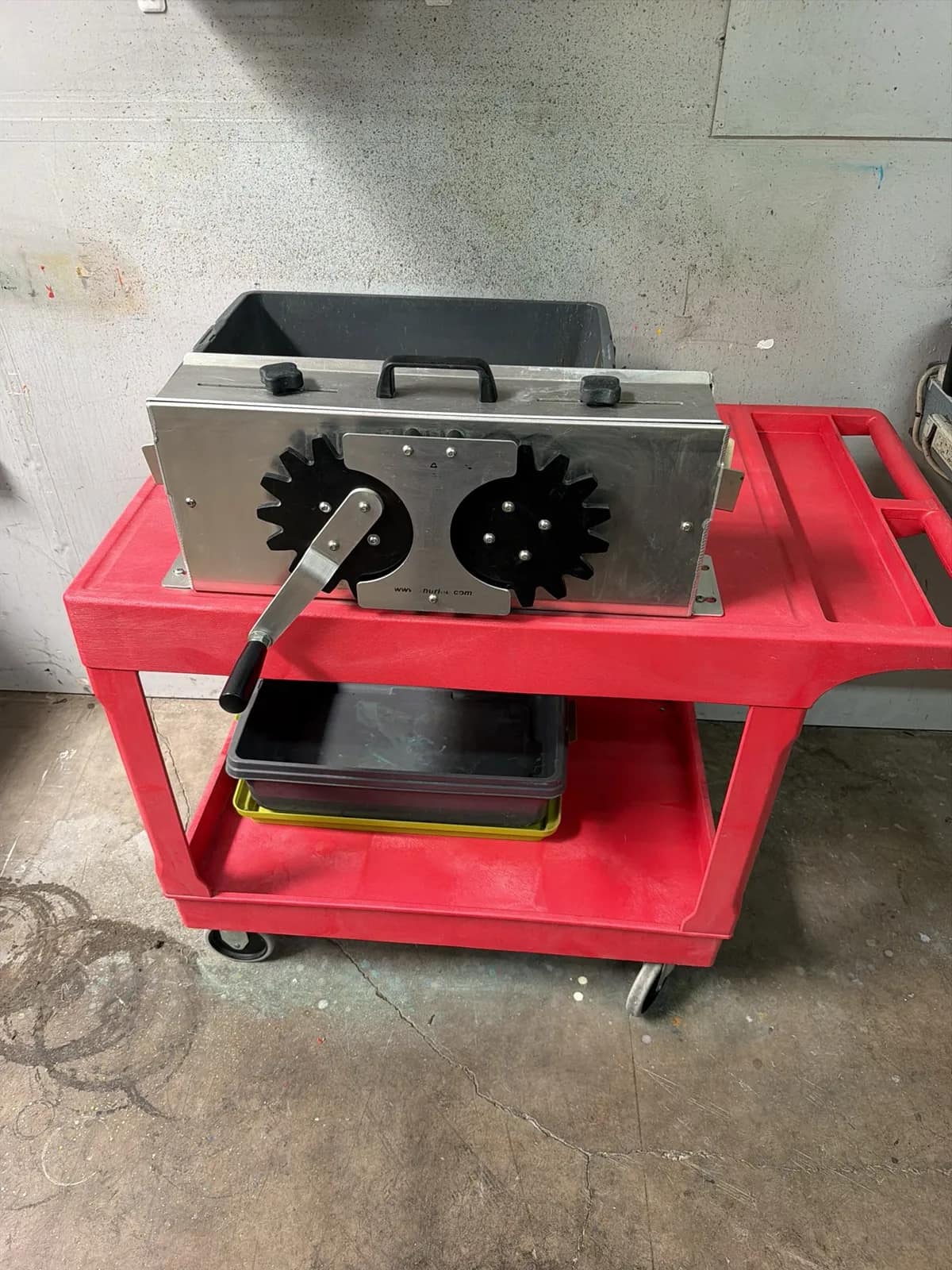shut-loc-squeegee-cleaning-unit-with-cart-and-bins-e93b66