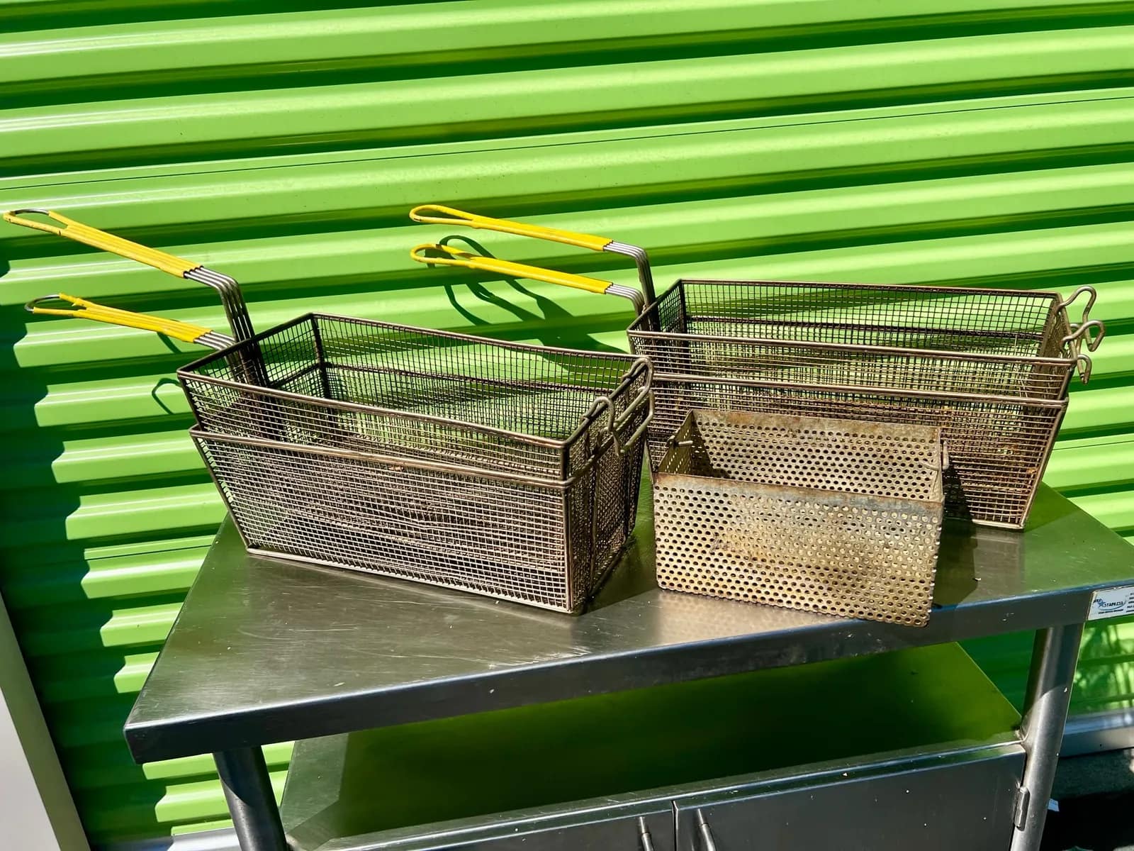 set-of-4-metal-fry-baskets-with-yellow-handles-mu1fht0f