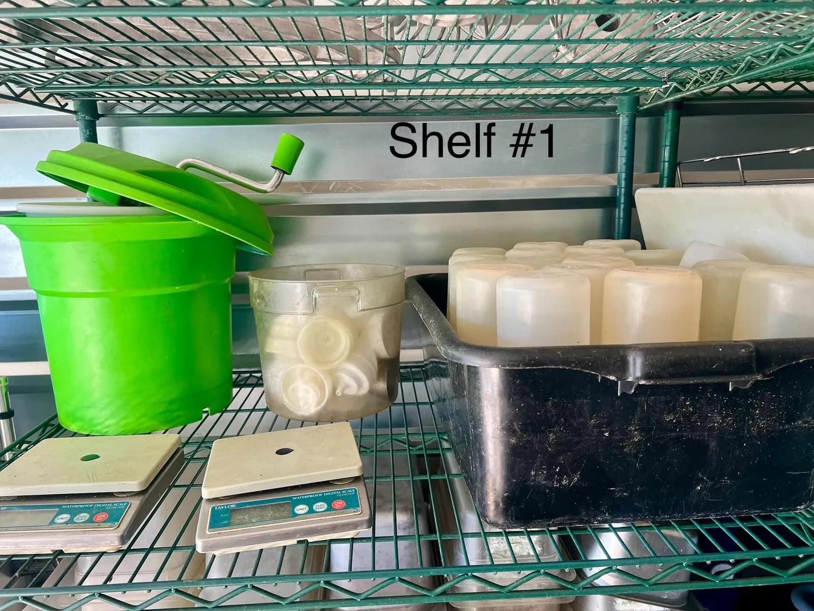 salad-spinner-containers-and-scales-shelf-1-mu1fj8ae