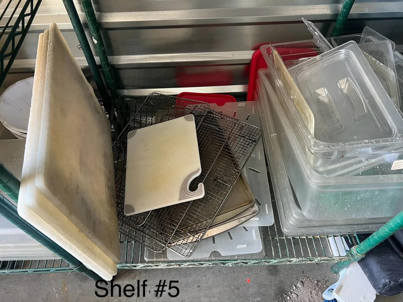 mixed-lot-of-kitchen-trays-cutting-boards-and-cooling-racks-shelf-5-34a522