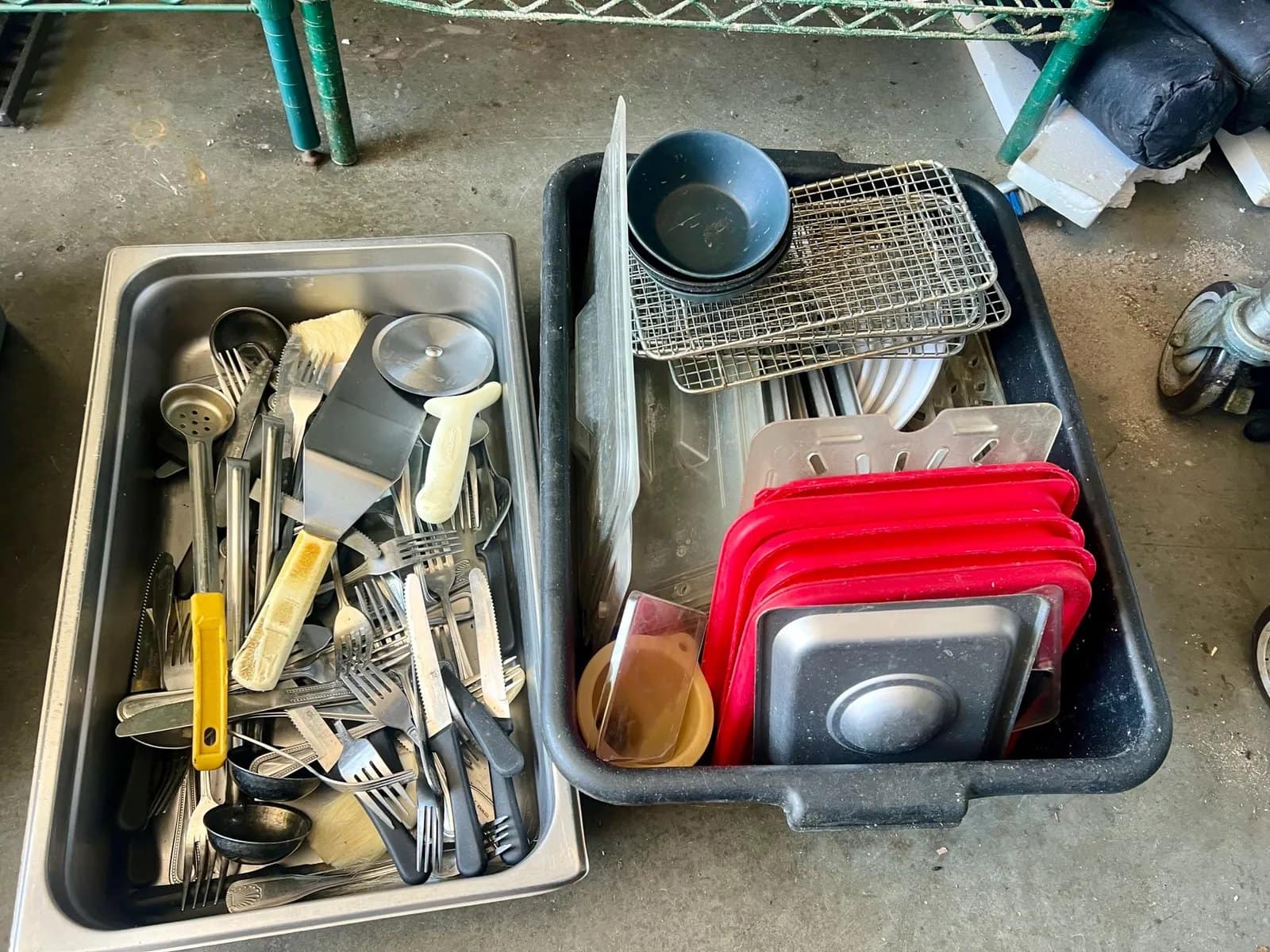 mixed-lot-of-kitchen-utensils-and-cookware-7ec2c6