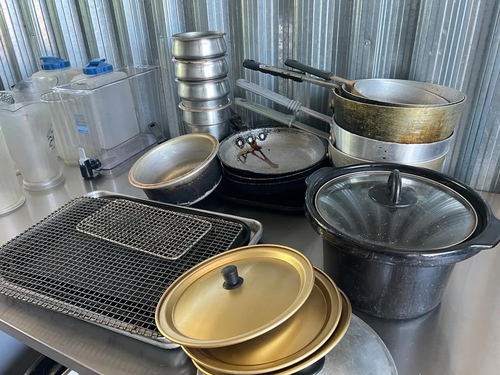 assorted-cookware-and-baking-pans-mtxd897x