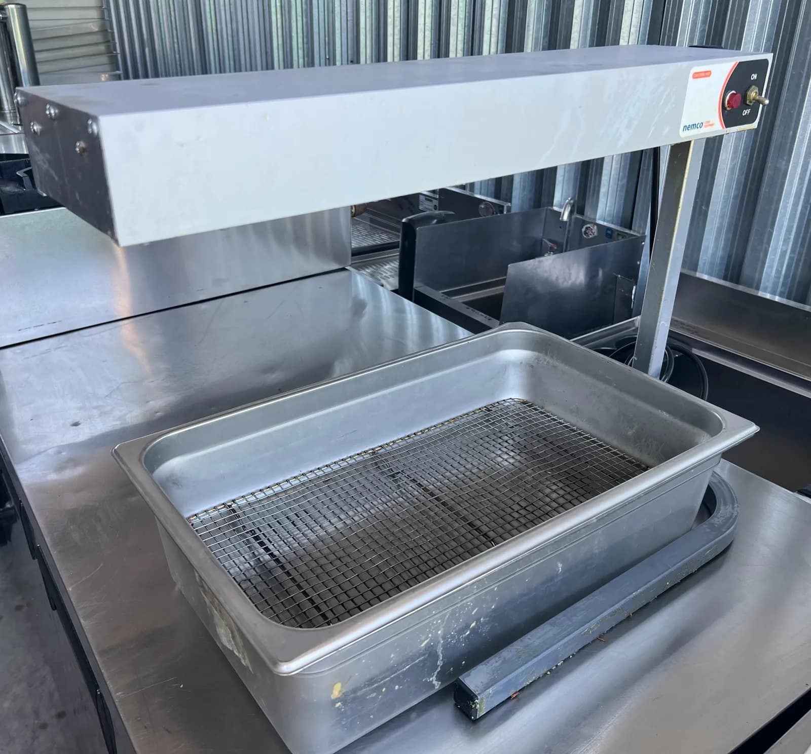nemco-commercial-electric-infrared-food-warmer-with-stainless-steel-pan-mturrkgz