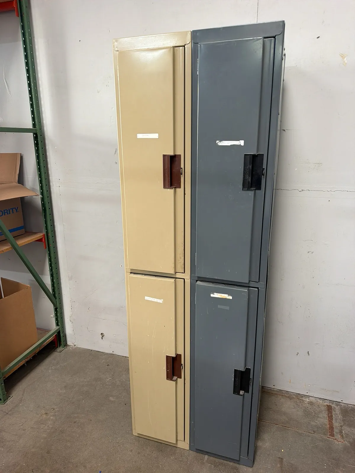 metal-lockers-two-tone-beige-and-gray-four-compartments-2ff7ff
