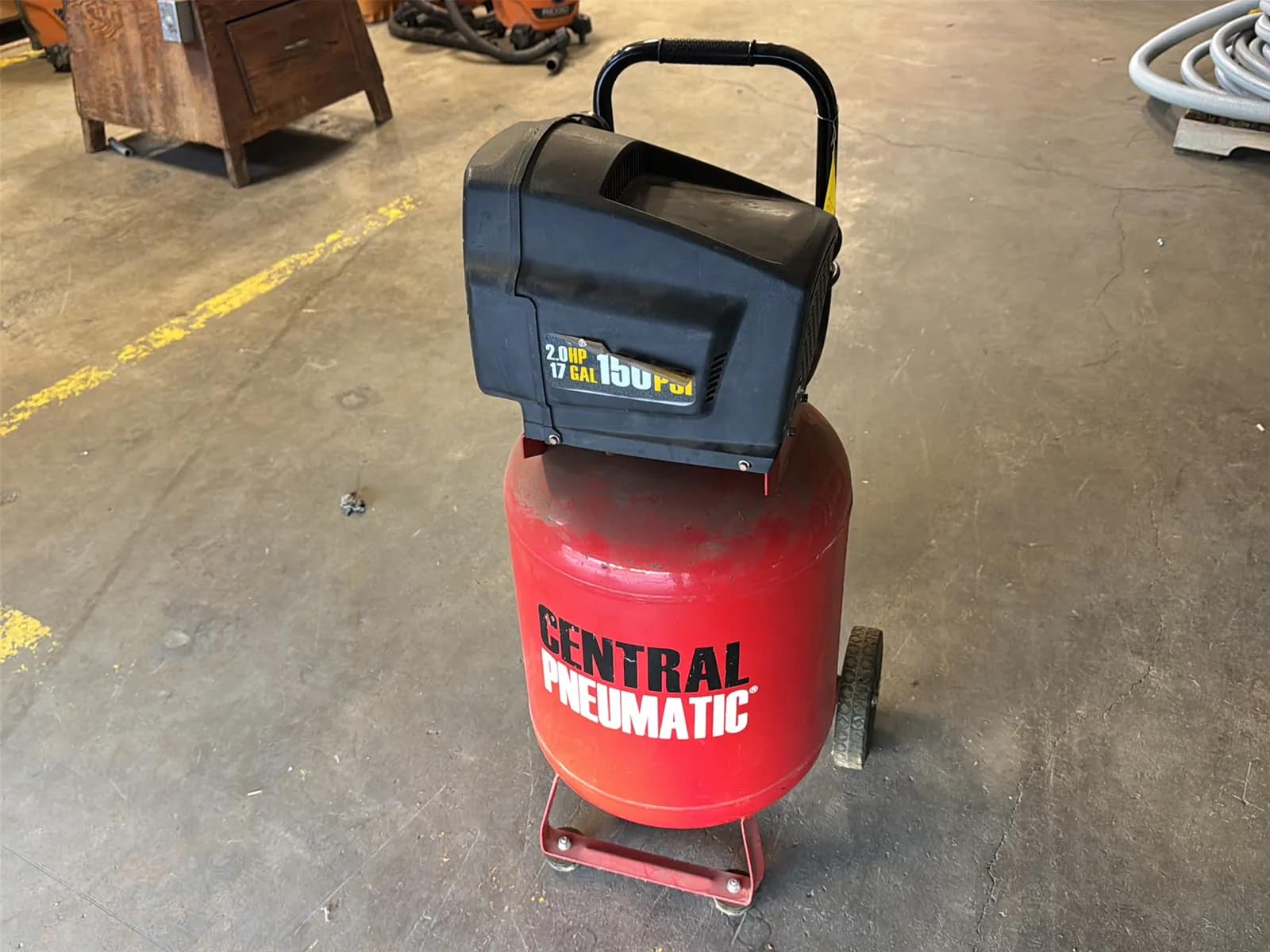 central-pneumatic-17-gallon-air-compressor-mueci903